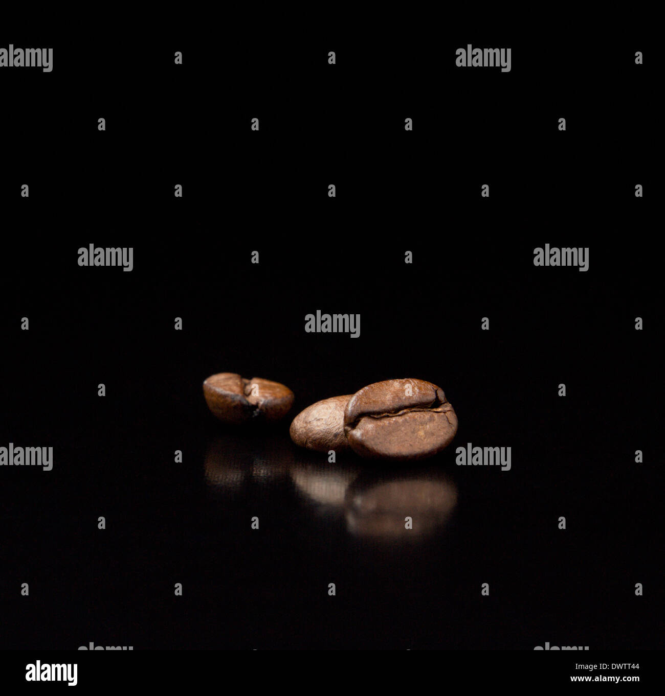 roasted coffee beans on black background Stock Photo - Alamy