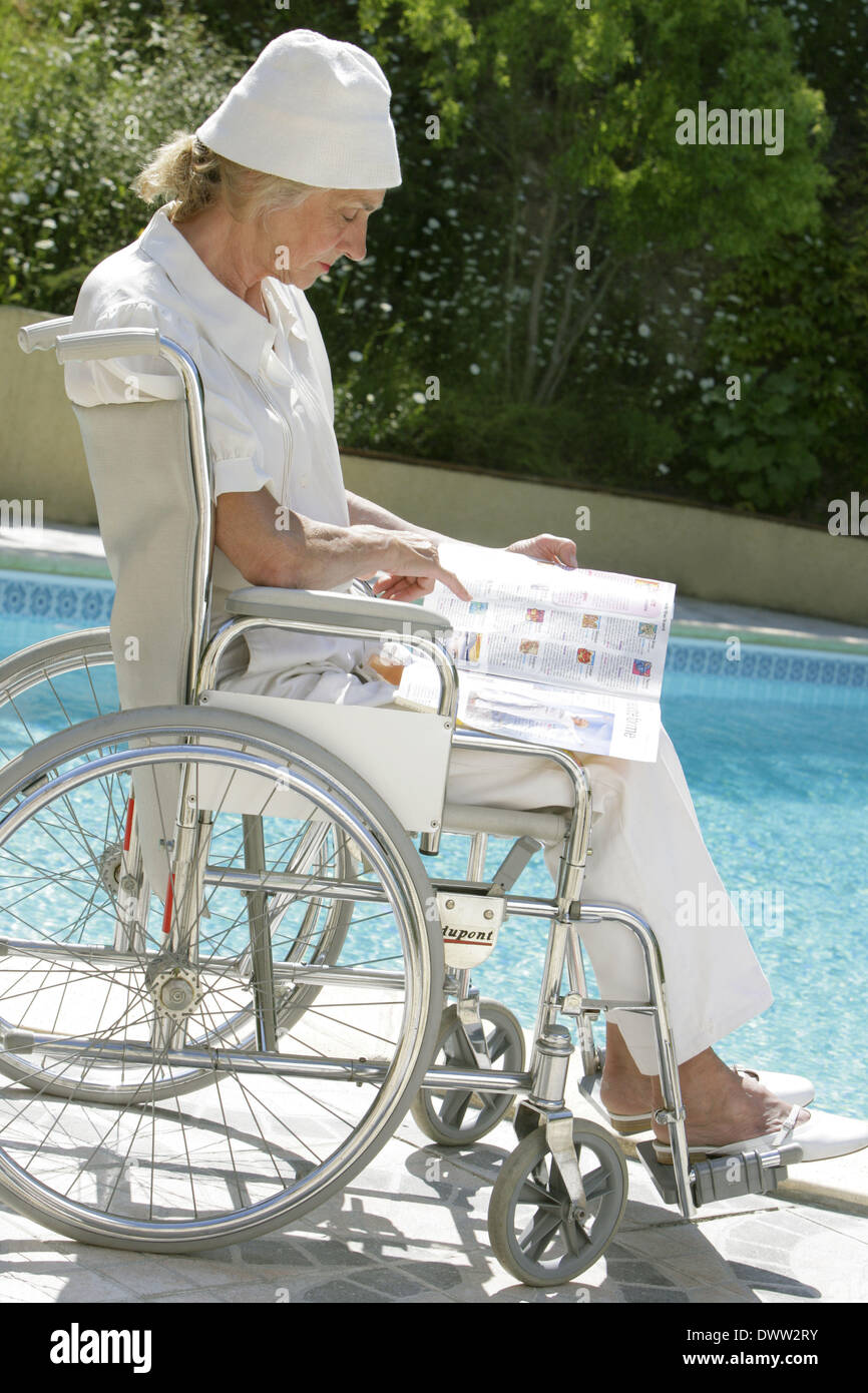 Elderly woman swimming hat hi-res stock photography and images - Alamy