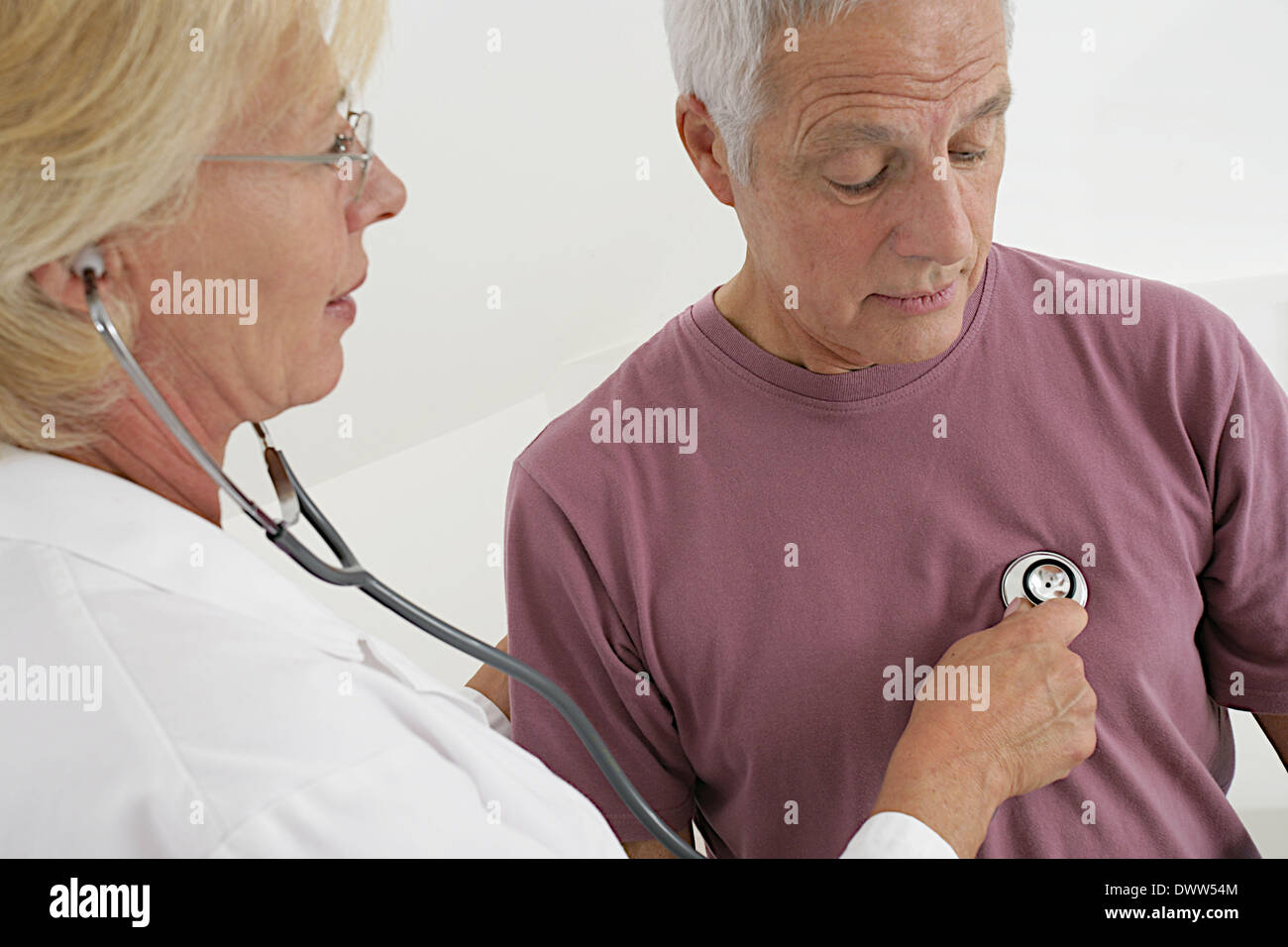 Auscultation senior man Stock Photo Alamy