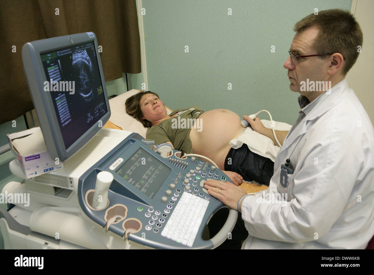 Pregnant woman ultrasound scan Stock Photo - Alamy