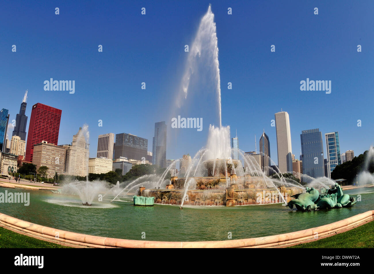 USA Illinois Chicago. Buckingham Fountain city skyline Willis Tower (formerly Sears Tower) CNA Center Chase Bank Building Stock Photo