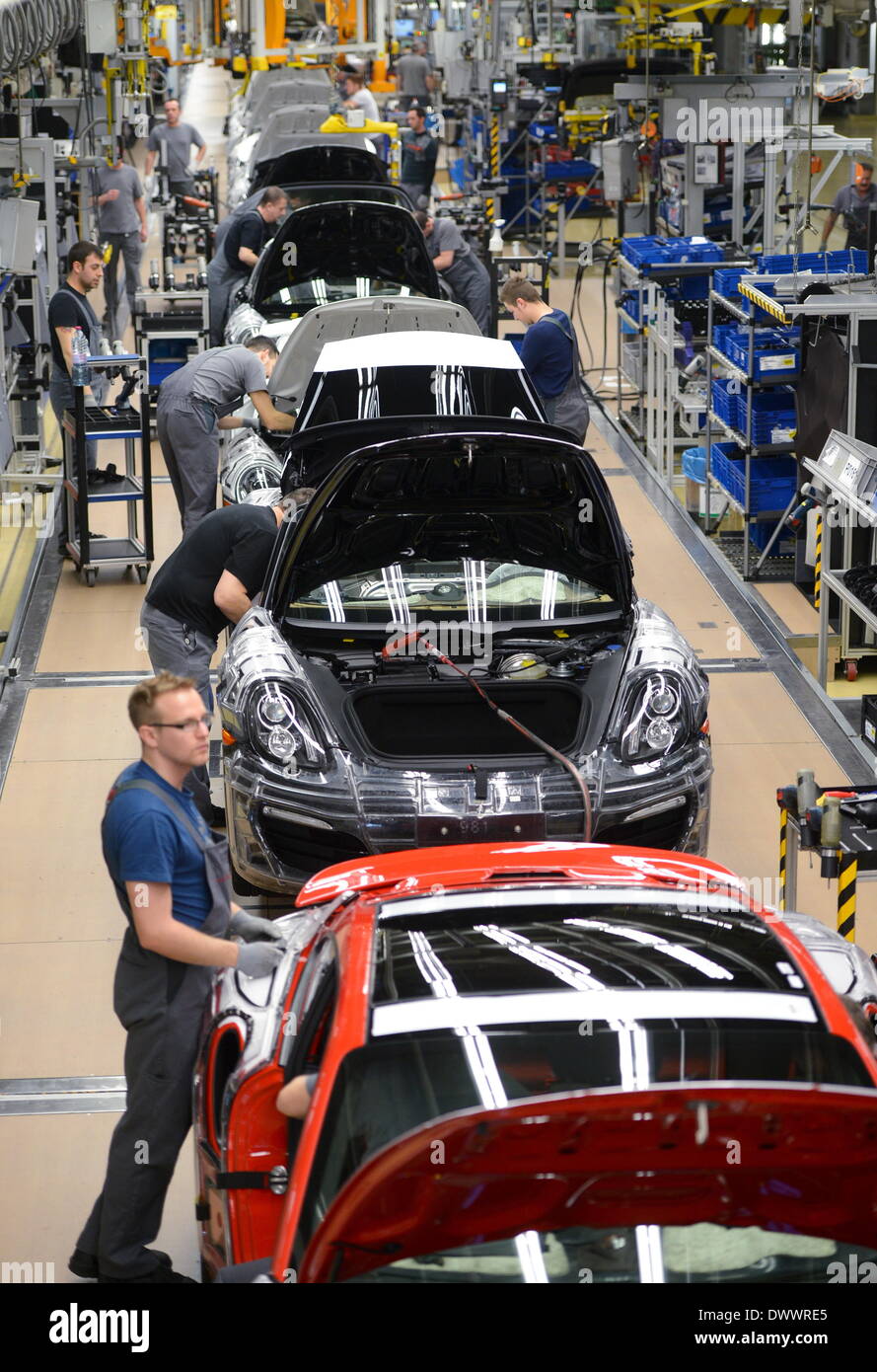 Stuttgart-Zuffenhausen, Germany. 11th Mar, 2014. Porsche employees work on Porsche 911's at the Porsche plant in Stuttgart-Zuffenhausen, Germany, 11 March 2014. The sports car manufacturer will discuss its results for 2013 on 14 March 2014. Photo: BERND WEISSBROD/dpa/Alamy Live News Stock Photo