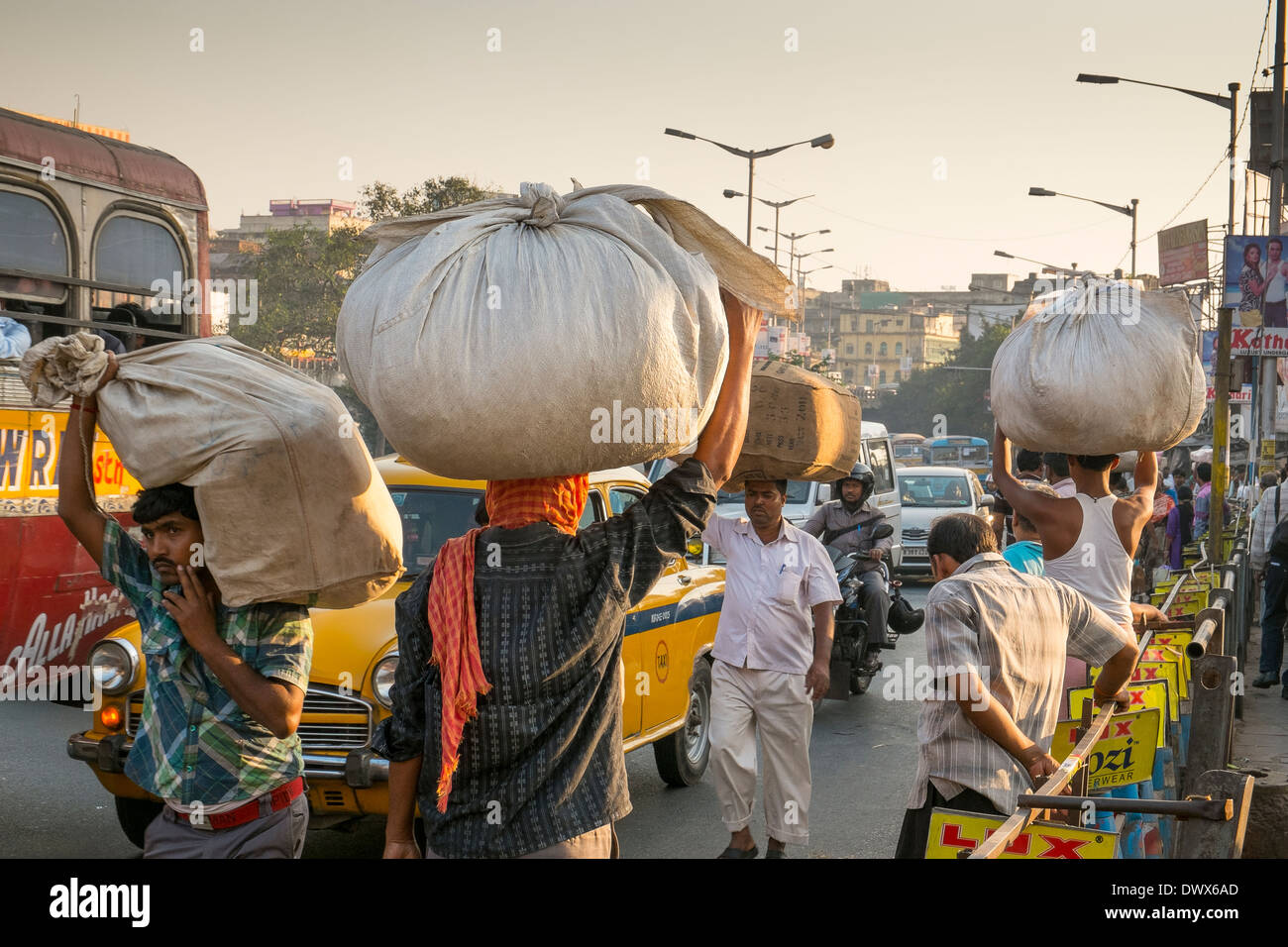 India, West Bengal, kolkata, men carrying goods on their head near Howrah Railway Station Stock Photo