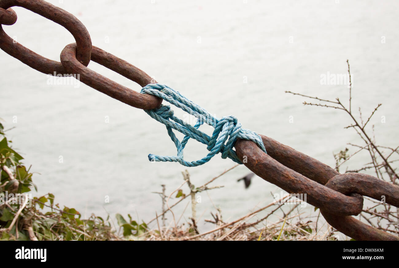 Rope repair to rusty chain Stock Photo Alamy