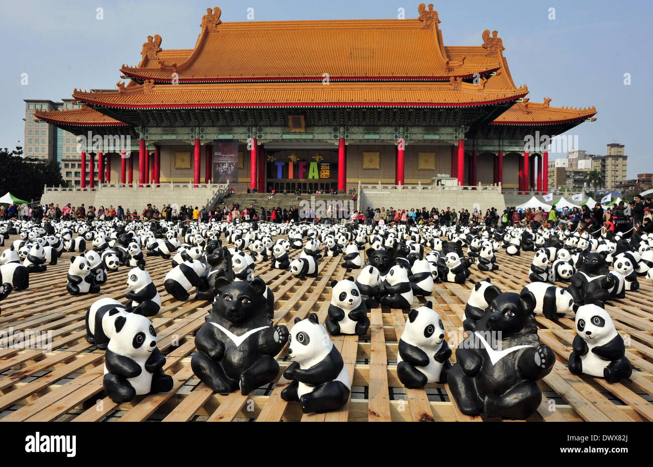Родина панд. Заповедник панд в Чэнду. Панда в Китае. Площадь панд в Китае. Город панд в Китае.