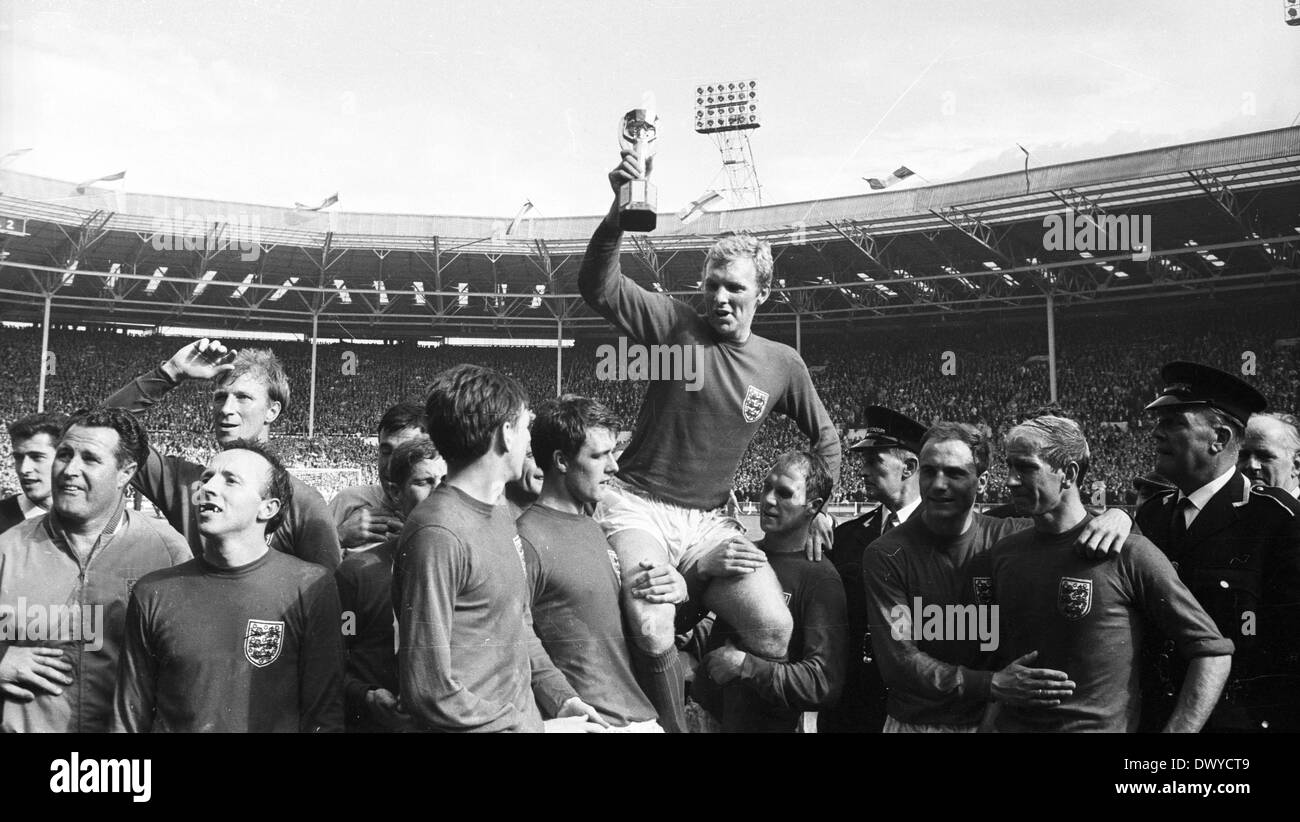 30.07.1966. Wembley Stadium, London England. 1966 World Cup final England versus Germany (4-2) After Extra time. England team captain Bobby Moore hold the cup aloft supported by Nobby Stiles, Jackie Charlton, Alan Ball, Geoff Hurst, Martin Peters, Bobby Charlton, George Cohen, Ray Wilson and Roger Hunt. Stock Photo