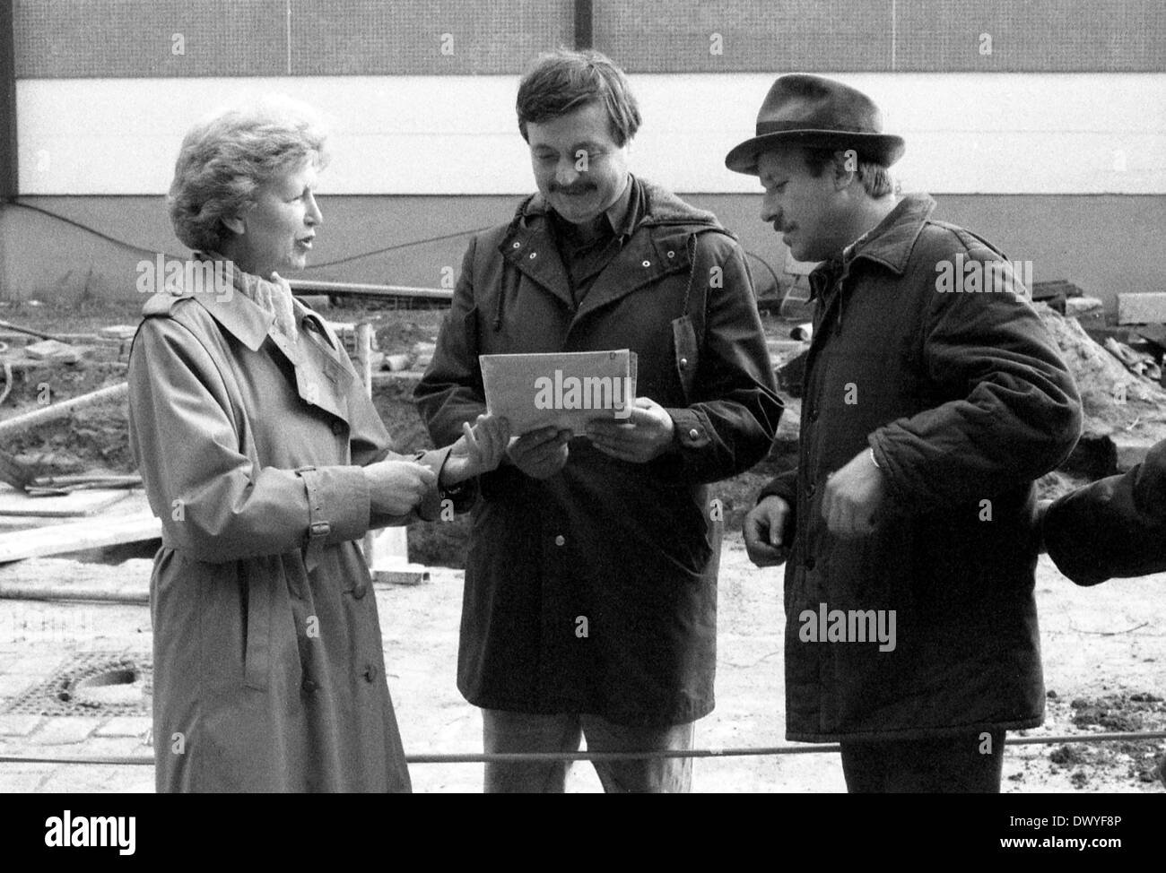 Berlin, GDR, woman over a man reaches a works contract Stock Photo