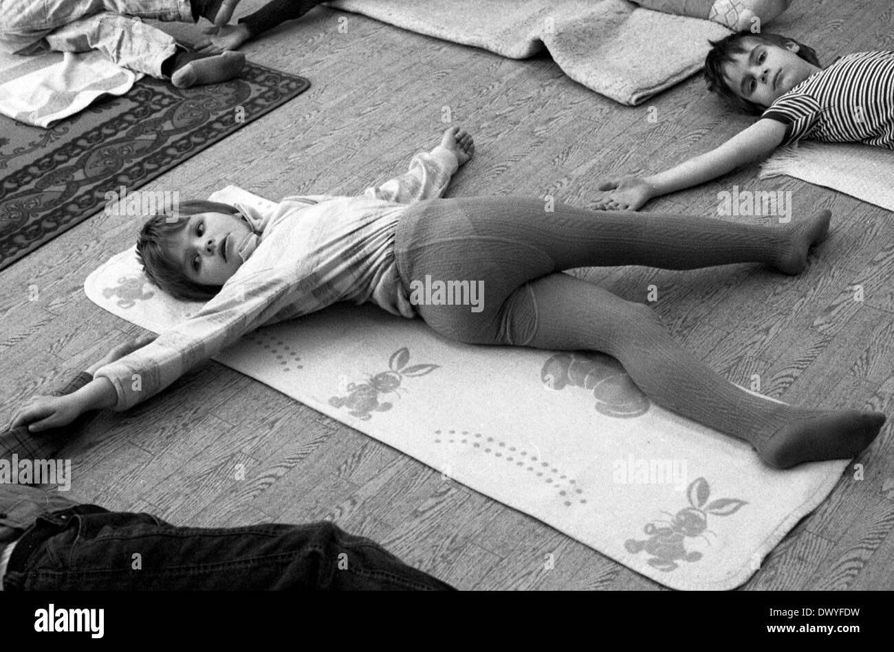 Berlin, GDR, girls do yoga in a kindergarten Stock Photo