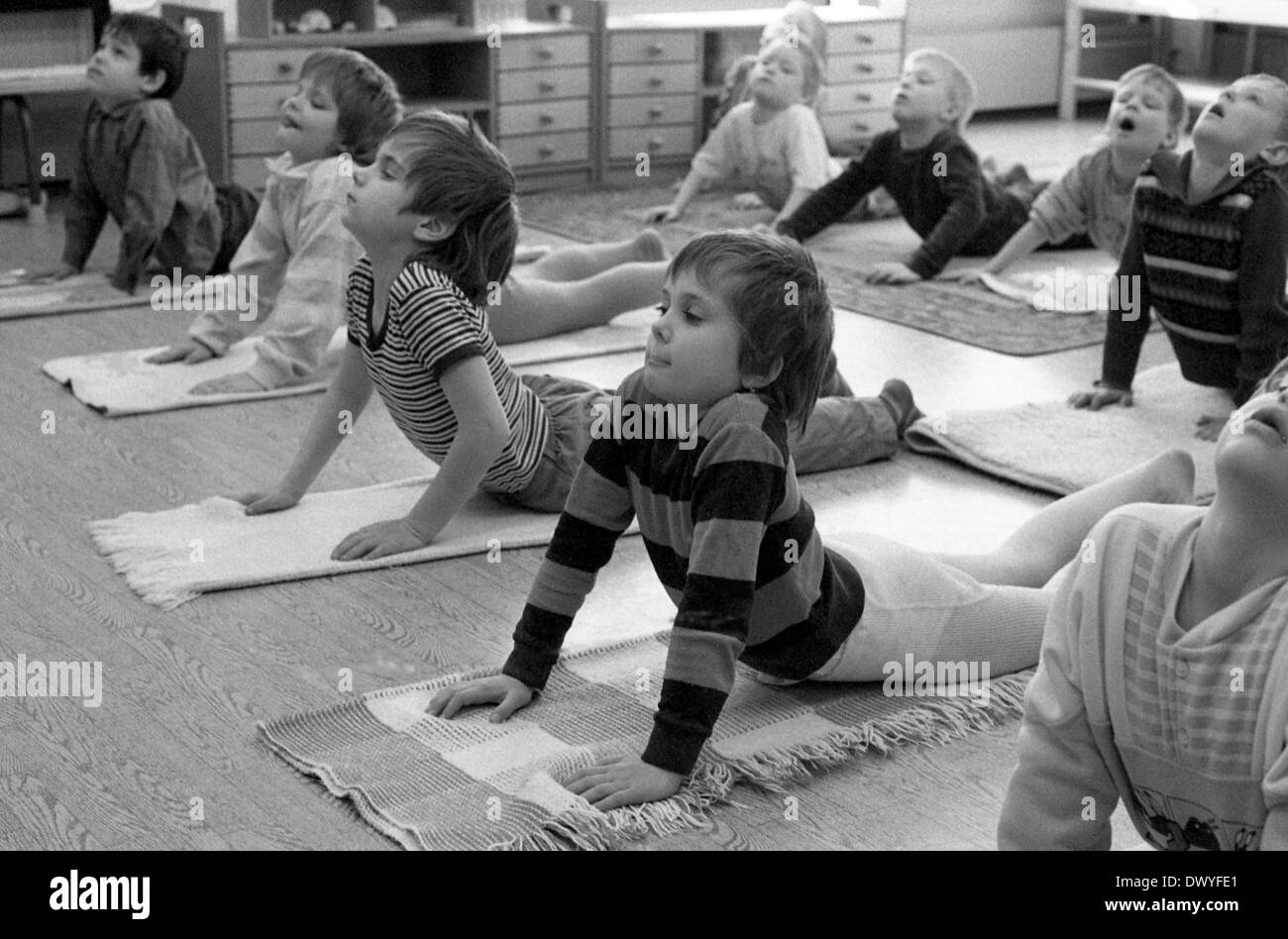 Berlin, GDR, children do yoga in a kindergarten Stock Photo