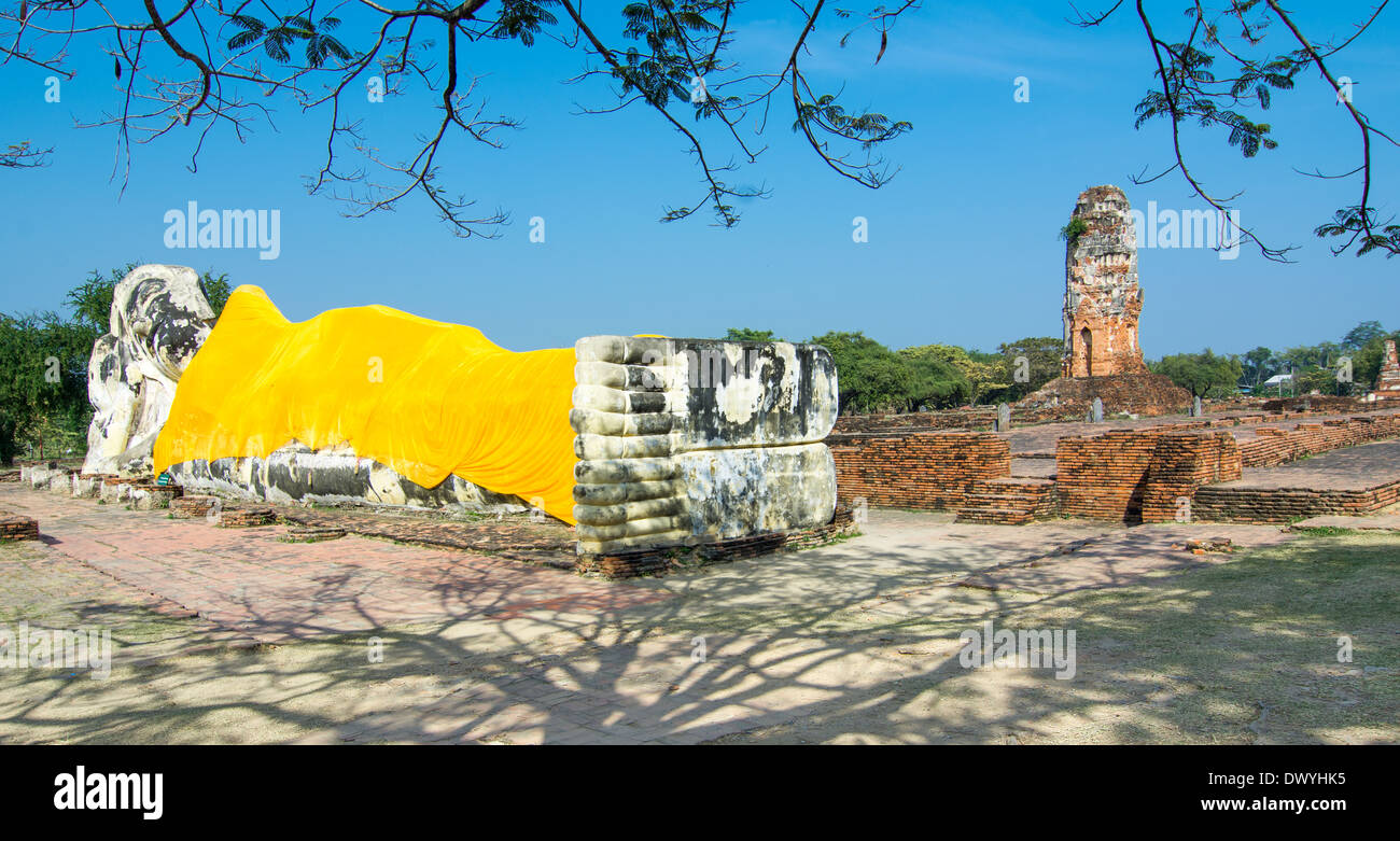 Phra Budhasaiyart, a huge reclining Buddha statue located in the ruins of Wat Lokayasutharam, Ayuthaya, Thailand Stock Photo