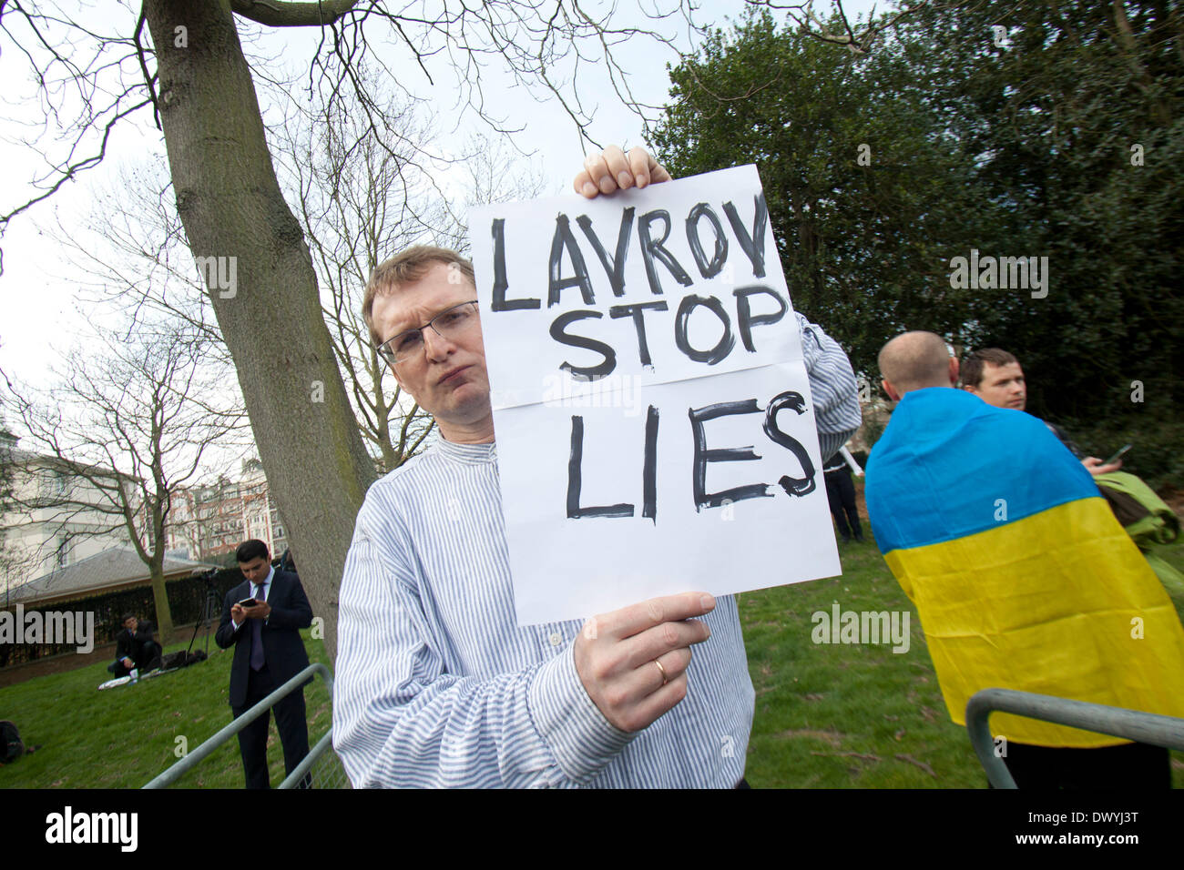 London UK. 14th March 2014. Ukranian protesters outside the American Ambassador residence in London against the visit of  Russian foreign minister Sergei Lavrov who was meeting US Secretary of State John Kerry  to discuss the Ukranian crisis and the referendum in Crimea which ended in a stalemate Stock Photo