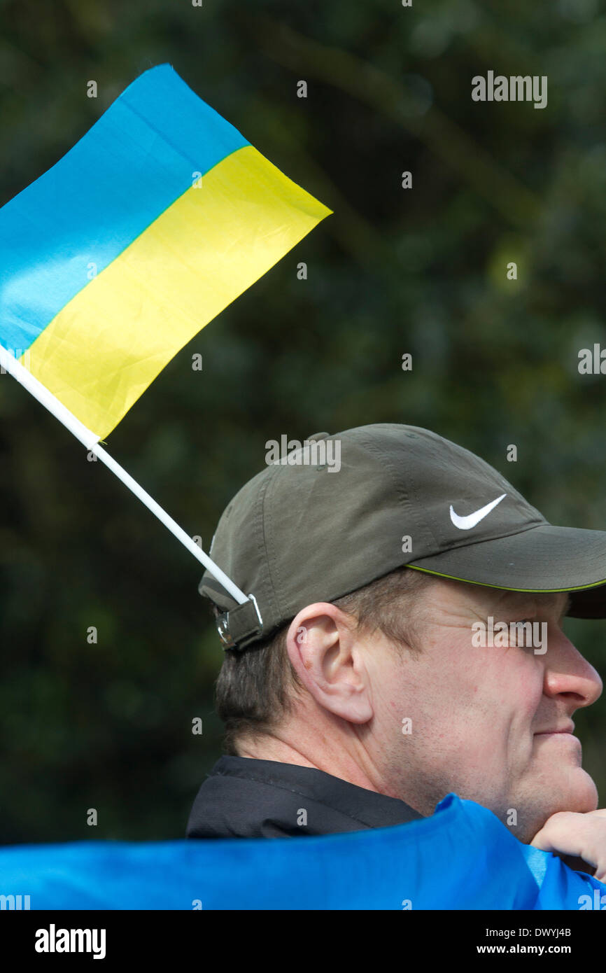 London UK. 14th March 2014. A Ukranian protester outside the American Ambassador residence in London against the visit of  Russian foreign minister Sergei Lavrov who was meeting US Secretary of State John Kerry to discuss the Ukranian crisis and the referendum in Crimea which ended in a stalemate Stock Photo