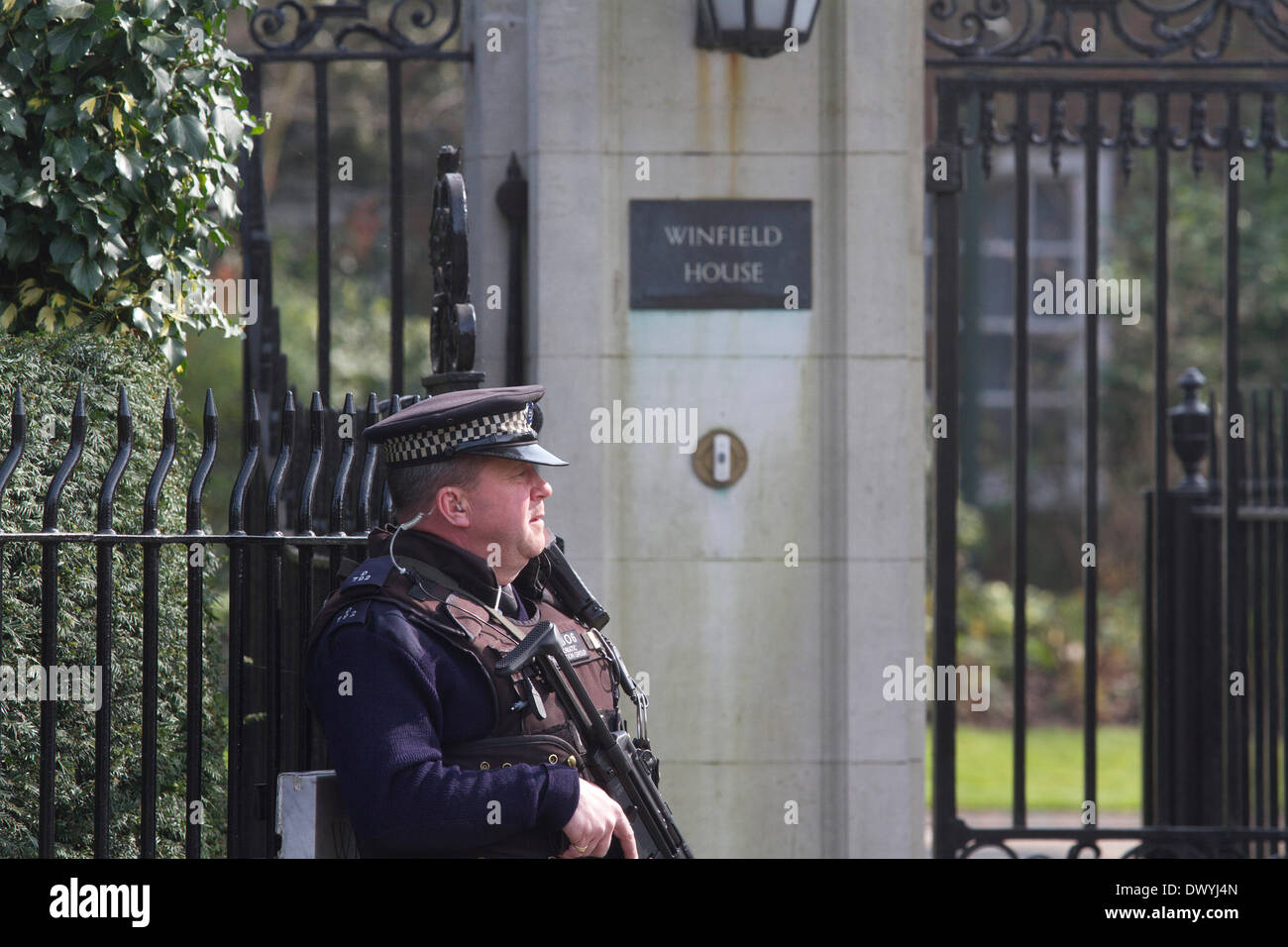 London UK. 14th March 2014. Police provide security outside the  American Ambassador residence in London as  US Secretary of State John Kerry was meeting his Russian counterpart foreign minister Sergei Lavrov in London to discuss the Ukranian crisis and the referendum in Crimea Stock Photo