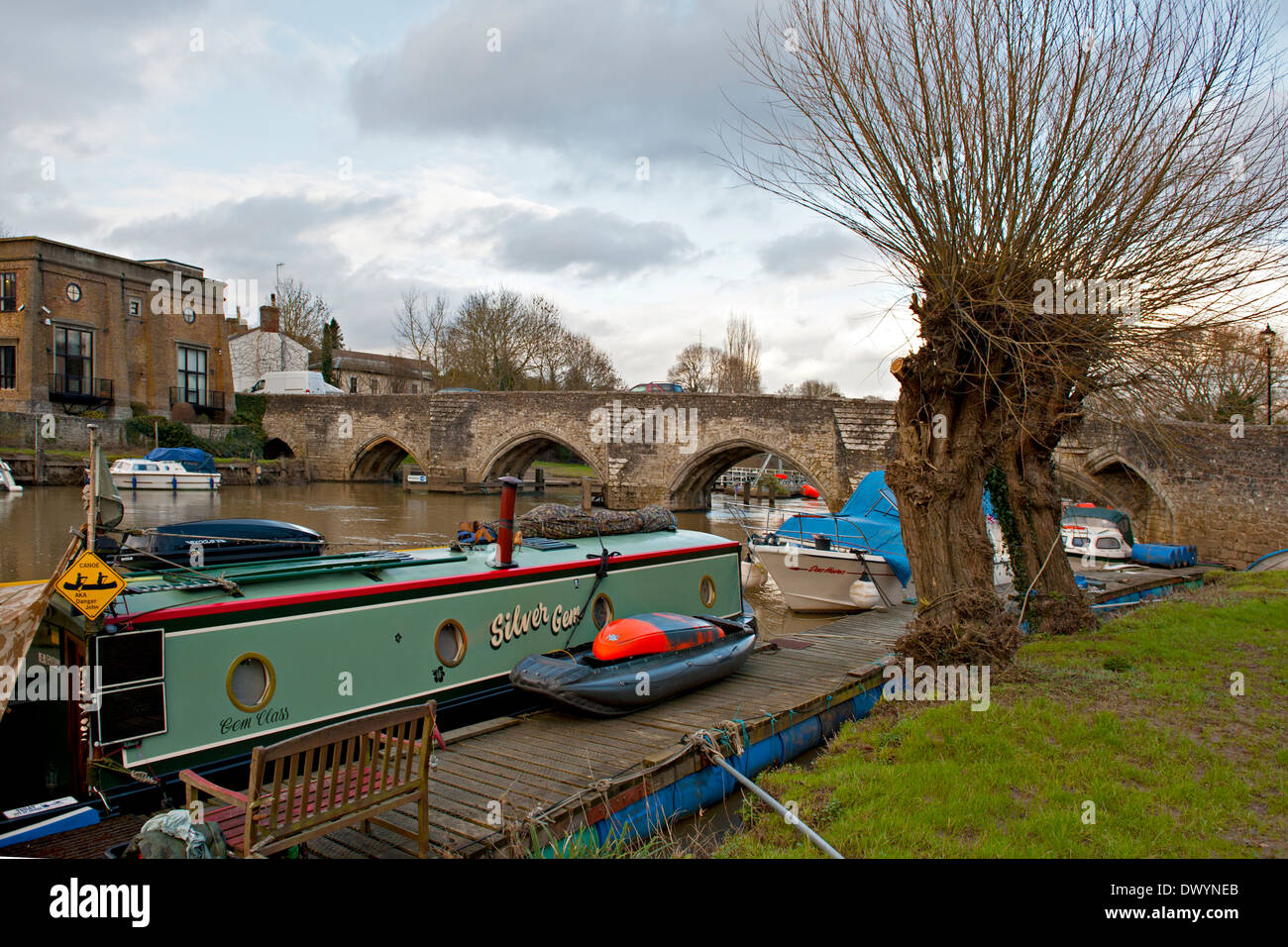 The medieval East Farleigh Bridge on the River Medway at East Farleigh ...