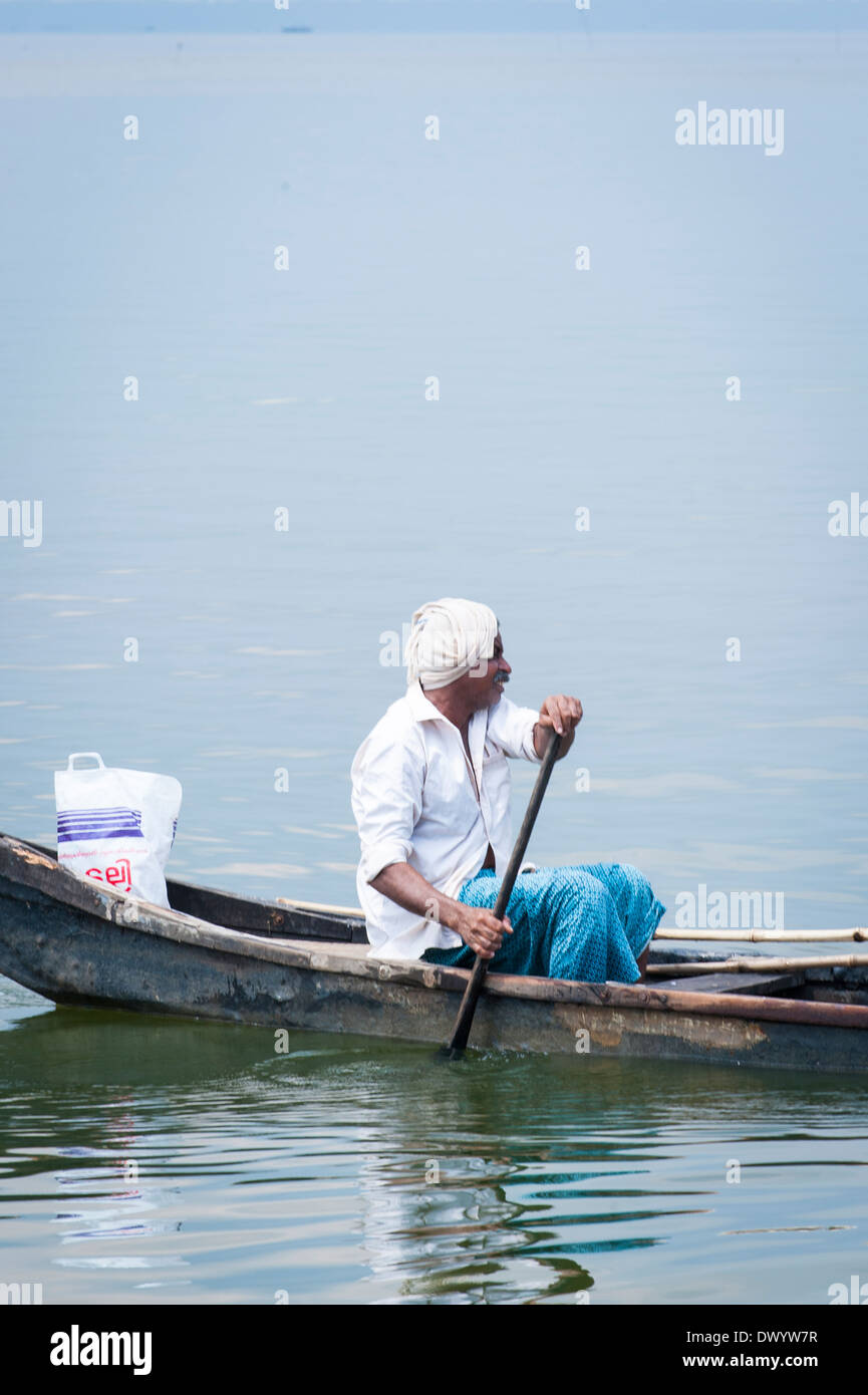 Man paddles canoe india High Resolution Stock Photography and Images