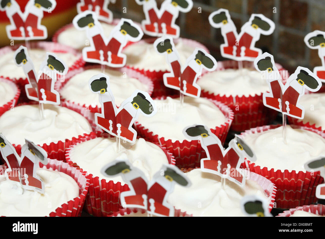 https://c8.alamy.com/comp/DX0BMT/christmas-cup-cakes-DX0BMT.jpg