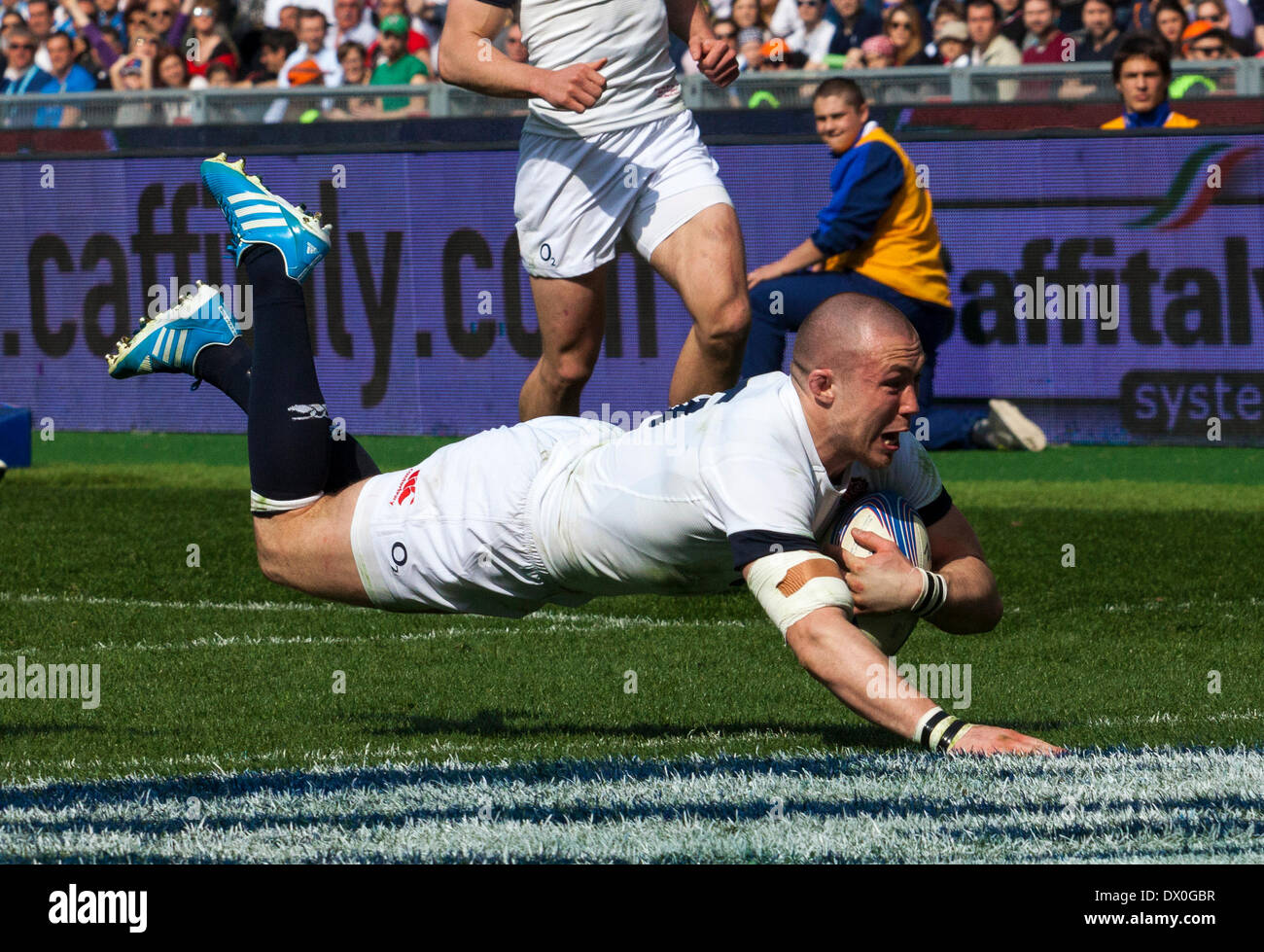 Italy v England. RBS 6 Nations rugby, Rome, Italy. England beat Italy by 52 points to 11 at the Stadio Olimpico. Mike Brown  scores England's second try. Stock Photo