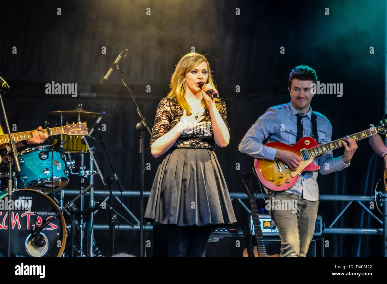 Traditional irish band woman singing hires stock photography and