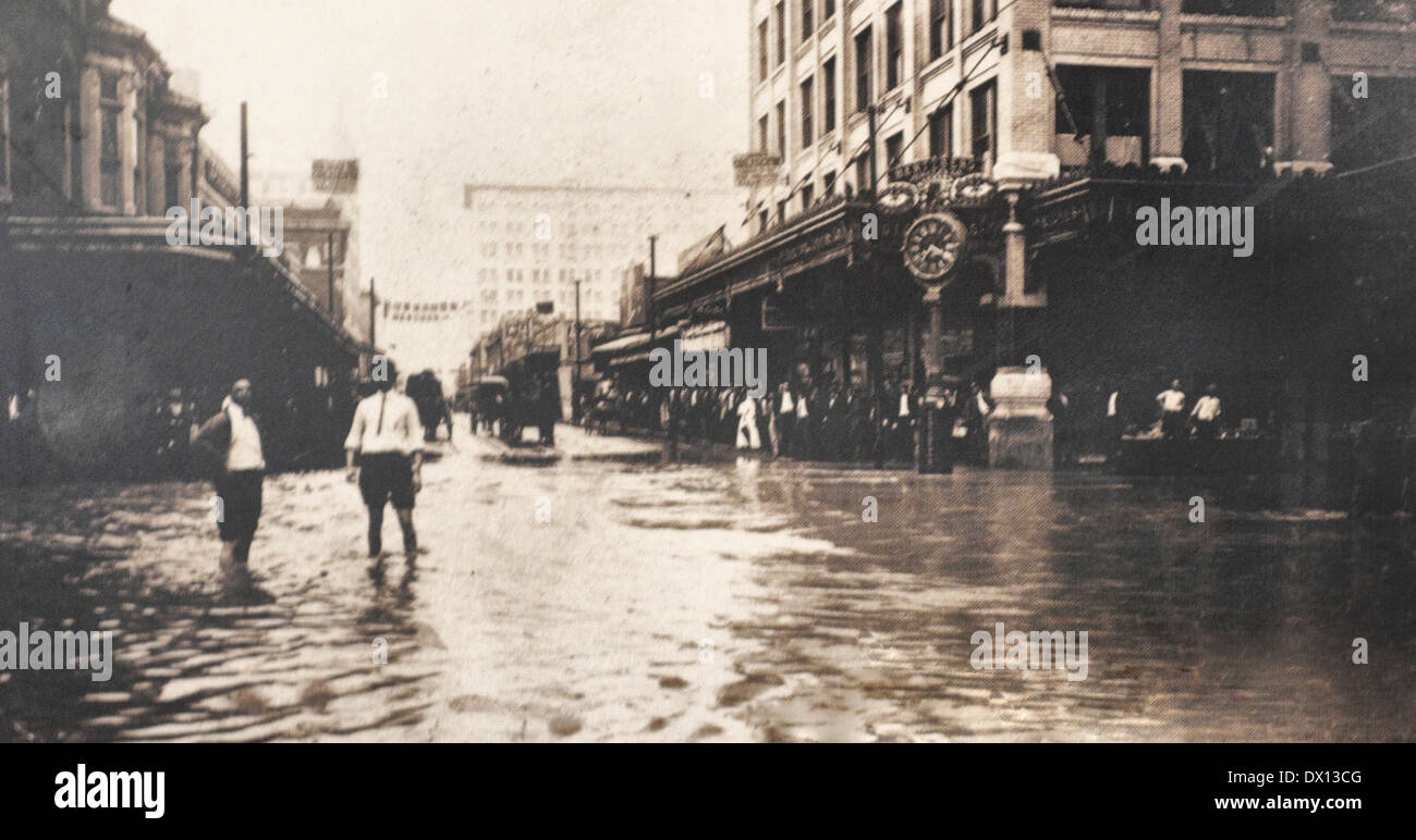 Floodwaters at intersection of East Houston Street and St. Mary's Street, San Antonio, Texas  October 1 1913 Stock Photo