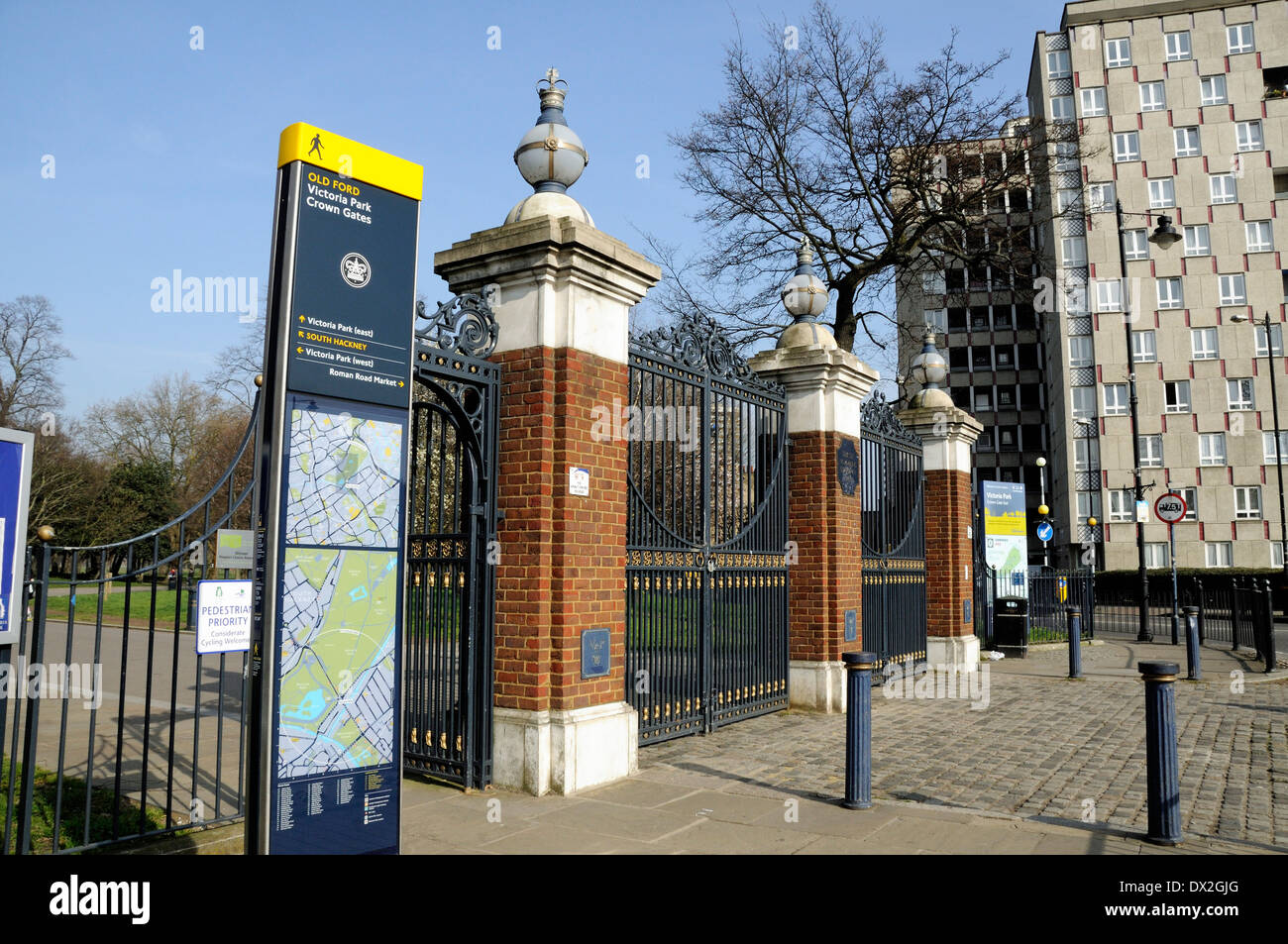 Entrance to Victoria Park, Crown Gates, London Borough of Tower Hamlets, england UK Stock Photo