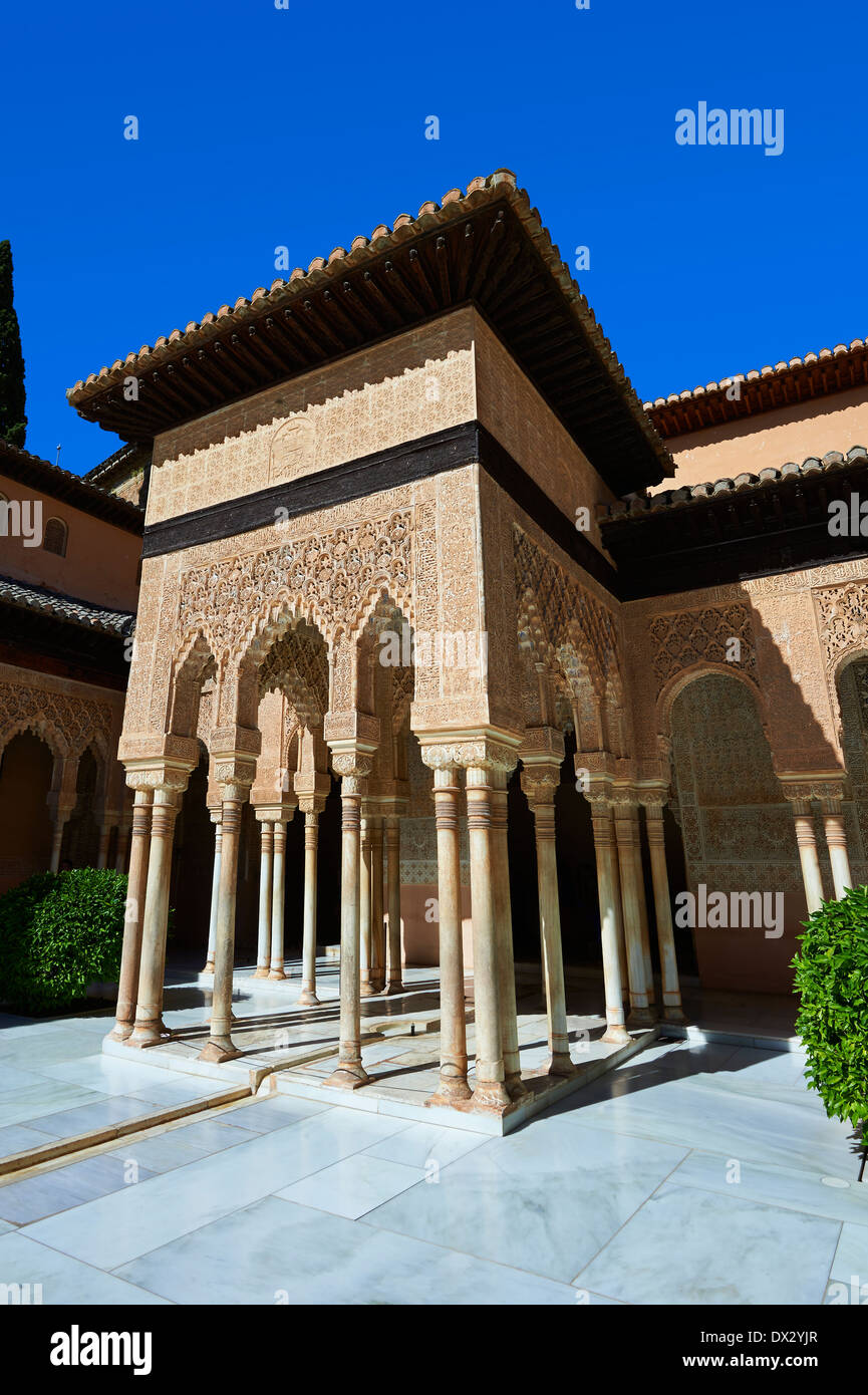 Arabesque Moorish architecture of the Patio de los Leones (Court of the Lions)   the Palacios Nazaries, Alhambra. Granada, Spain Stock Photo