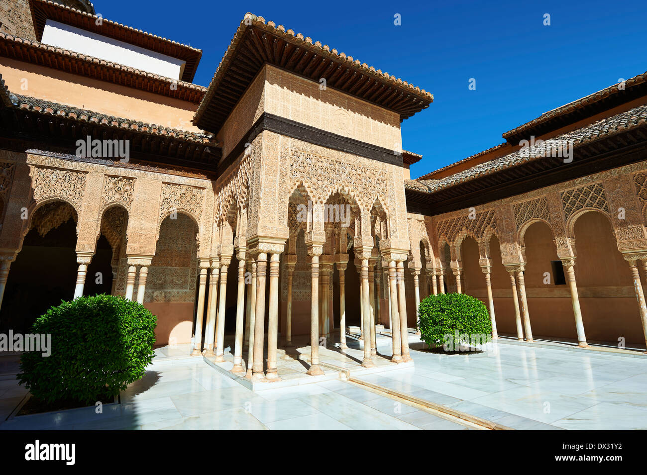 Arabesque Moorish architecture of the Patio de los Leones (Court of the Lions)   the Palacios Nazaries, Alhambra. Granada, Spain Stock Photo