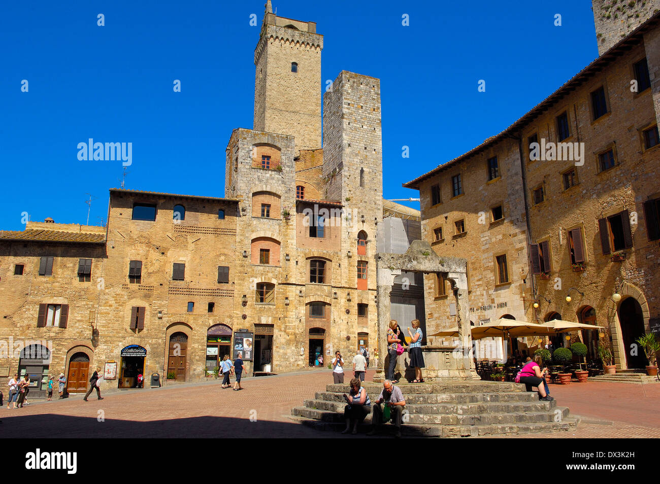 Piazza Della Cisterna, San Gimignano Stock Photo - Alamy