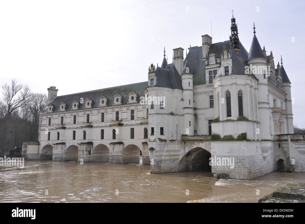 Château de Chenonceau straddling Le Cher river. Stock Photo