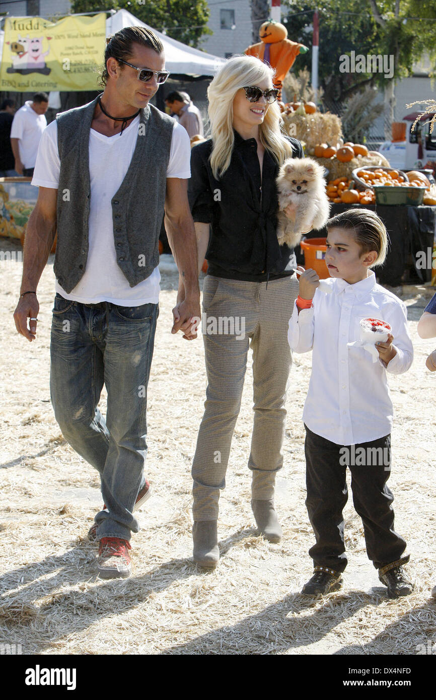 Gavin Rossdale, Gwen Stefani and her son Zuma Rossdale At Shawn's pumpkin  patch, Culver City. Los Angeles, California - 21.10.12 When: 21 Oct 2012  Stock Photo - Alamy