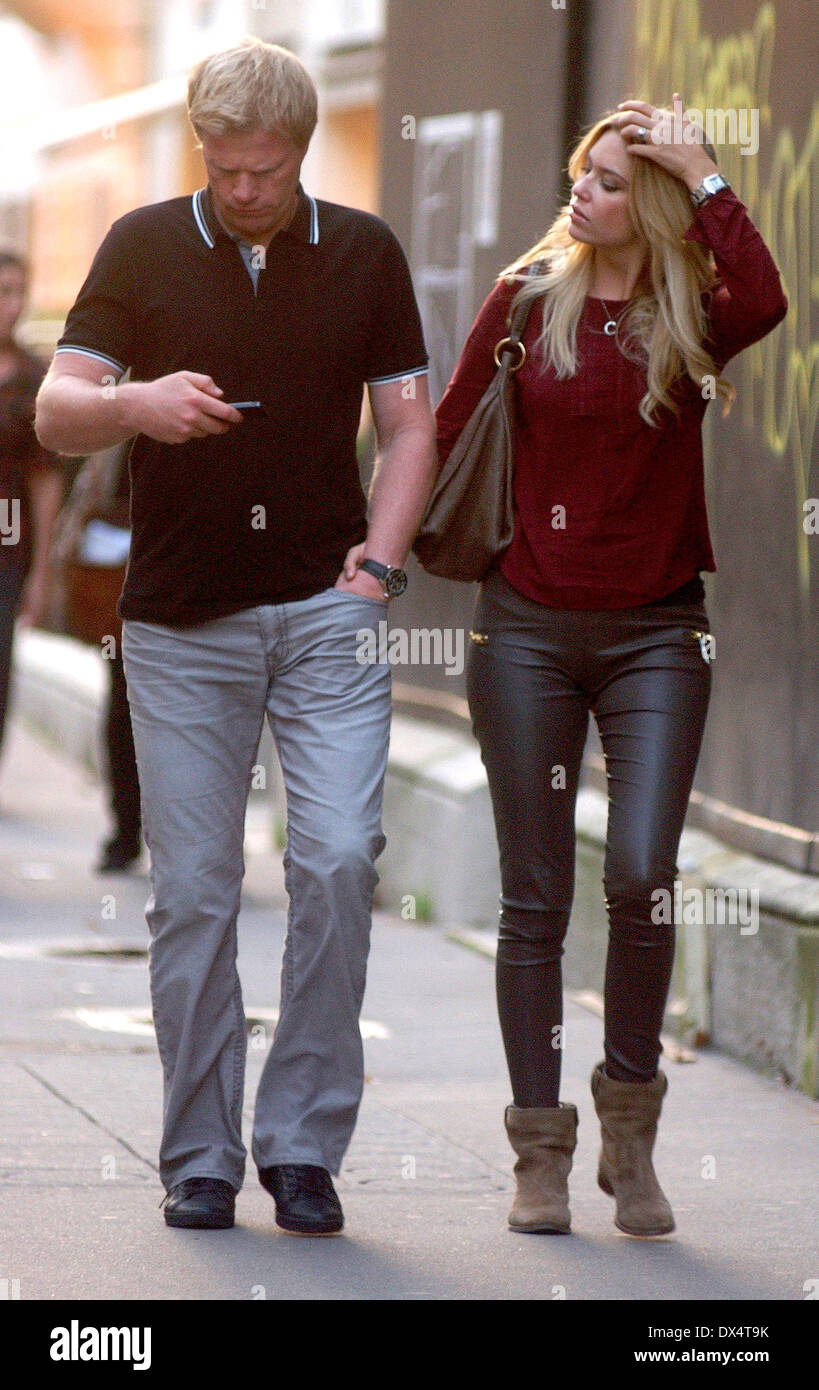 Oliver Kahn and his wife Svenja take a walk along Avenue Montaigne