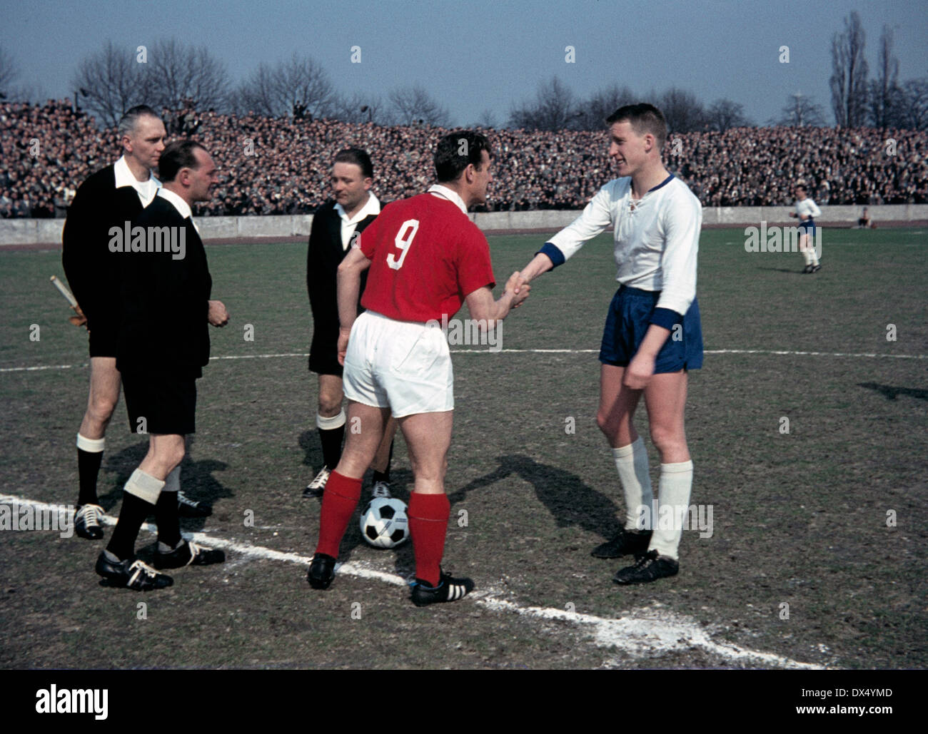 football, Oberliga West, 1962/1963, Wedau Stadium Duisburg, Meidericher SV versus 1. FC Cologne 3:0, welcome, toss-up, team captains Hans Schaefer (FC) left and Dieter Danzberg (MSV), referee Irmer and assistants Stock Photo