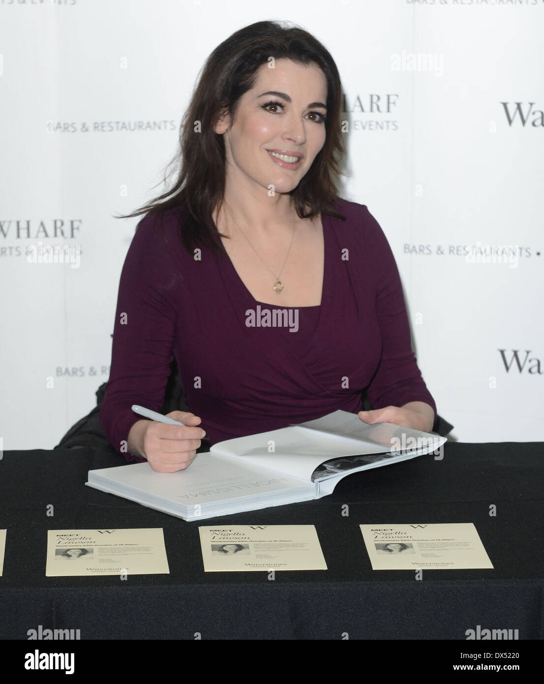 Nigella Lawson Signs Copies Of Her New Cookbook Nigellissima Instant   Nigella Lawson Signs Copies Of Her New Cookbook Nigellissima Instant DX5220 