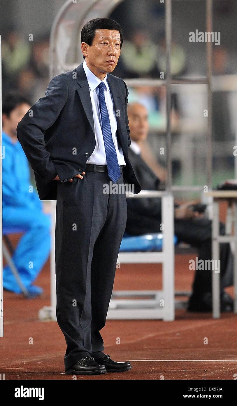 Guangzhou, China's Guangdong province. 18th Mar, 2014. Choi Kang-hee, head coach of Jeonbuk Hyundai Motors of South Korea, watch the match during the group G match of 2014 AFC Champions League against Guangzhou Evergrande of China in Guangzhou, capital of south China's Guangdong province, March 18, 2014. © Liu Dawei/Xinhua/Alamy Live News Stock Photo