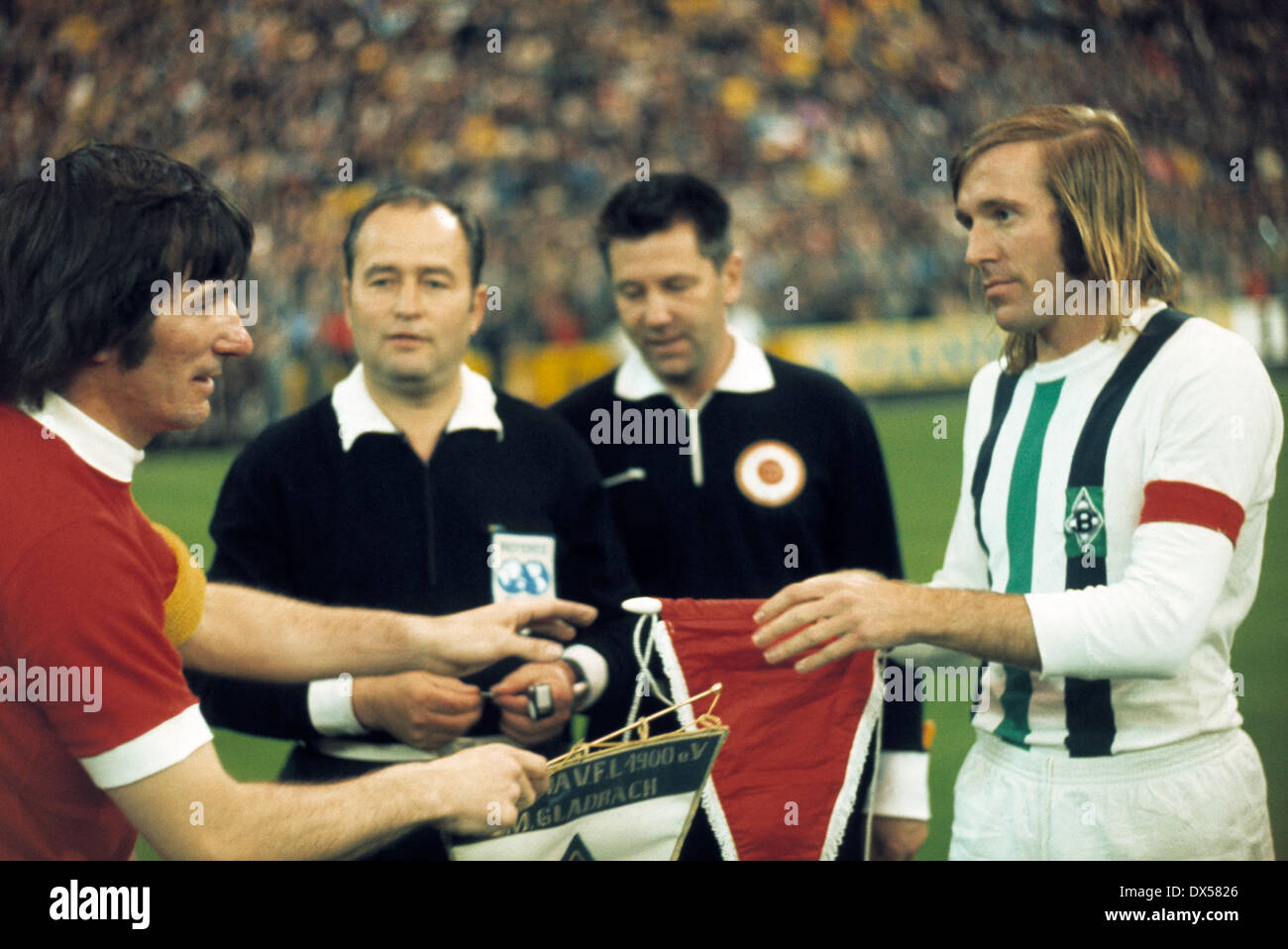 football, UEFA Cup, Europa League, 1972/1973, final, second leg, Stadium am Boekelberg, Borussia Moenchengladbach versus FC Liverpool 2:0, welcome, wimple change of the team leaders Tommy Smith (Liverpool) left and Guenter Netzer (MG), behind referee Kasa Stock Photo