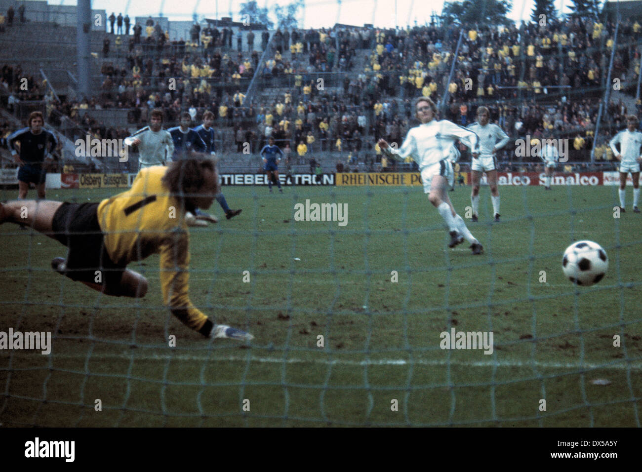 football, Bundesliga, 1974/1975, Stadium am Boekelberg, Borussia Moenchengladbach versus VfL Bochum 3:0, Allan Simonsen (MG) erzielt per Foulelfmeter das 3:0, Torwart Werner Scholz (VfL) ist chancenlos Stock Photo