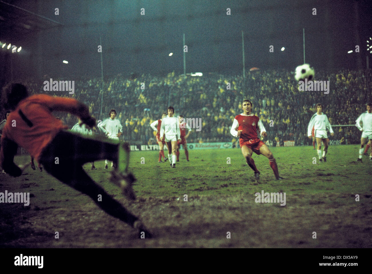 football, DFB Cup, 1974/1975, 2. Round, Stadium am Boekelberg, Borussia Moenchengladbach versus 1. FC Cologne 3:5, scene of the match, Heinz Flohe (FC) scores a goal for 3:3 by penalty resulting from a foul, keeper Wolfgang Kleff (MG) is chanceless Stock Photo