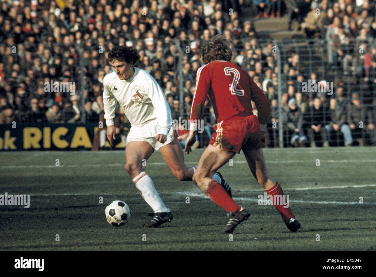 football, Bundesliga, 1974/1975, Radrennbahn Muengersdorf, 1. FC Cologne versus FC Bayern Munich 1:0, scene of the match, Dieter Mueller (Koeln) dribbling, right Johnny Hansen (FCB) Stock Photo