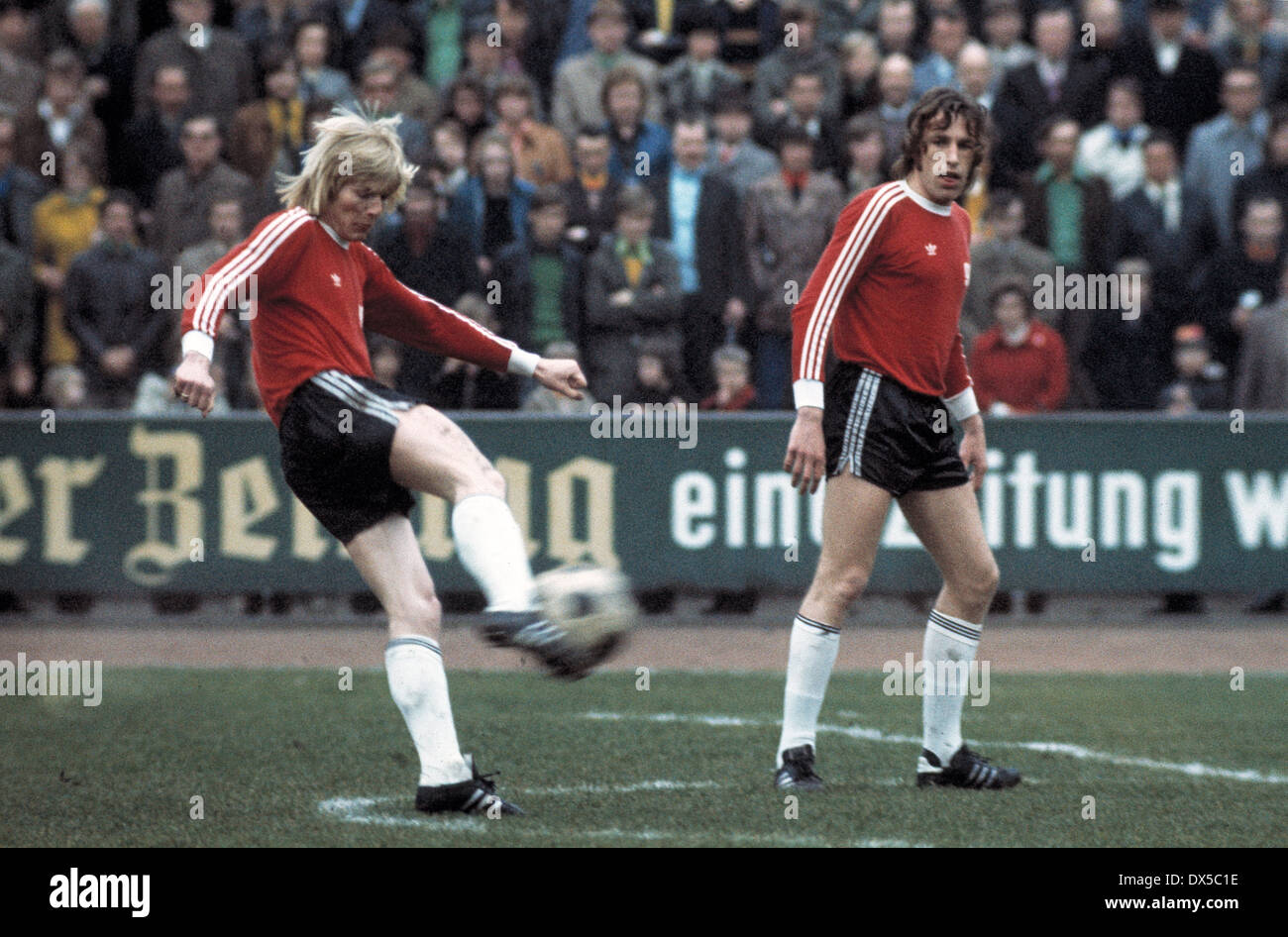 football, 2. Bundesliga Nord, 1974/1975, Stimberg Stadium in  Oer-Erkenschwick, SpVgg Erkenschwick versus Hanover 96 0:1, scene of the  match, left Peter Dahl (96), right Rolf Kaemmer (96 Stock Photo - Alamy