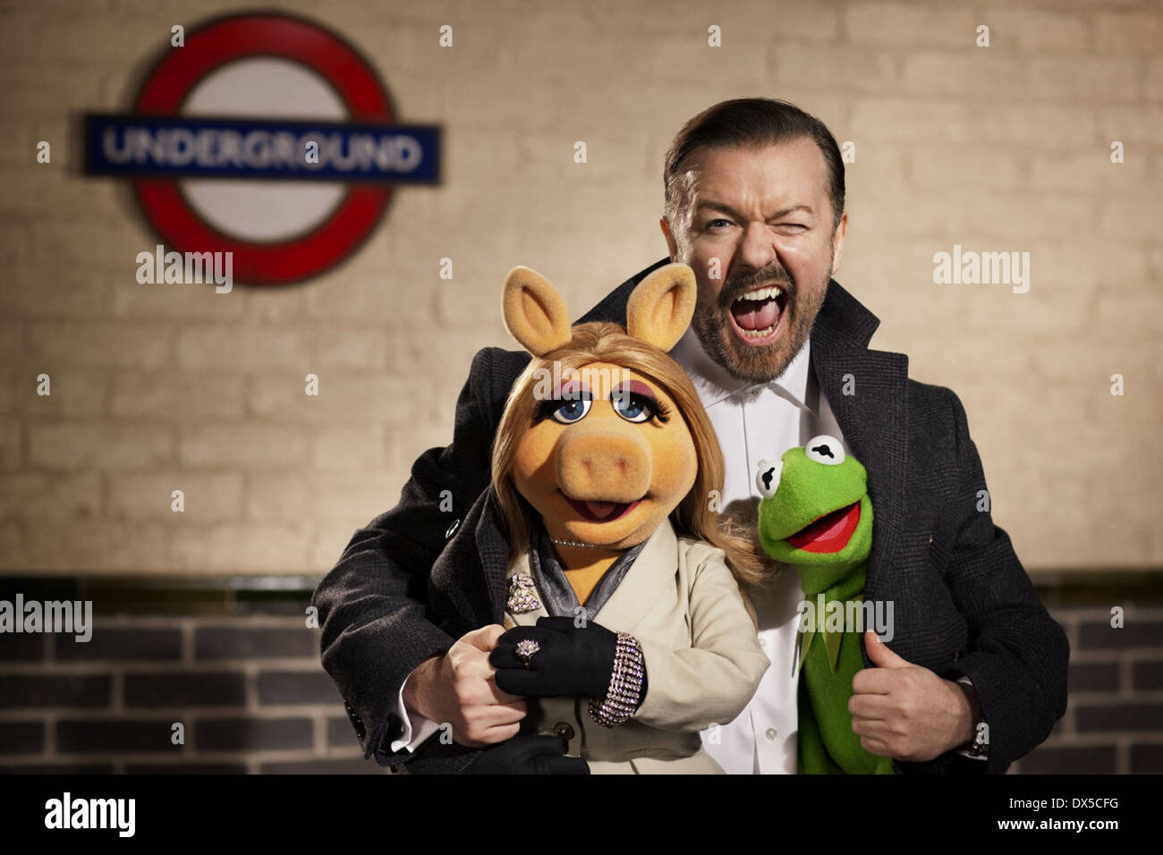 MUPPETS MOST WANTED (2014) RICKY GERVAIS JAMES BOBIN (DIR) MOVIESTORE COLLECTION LTD Stock Photo