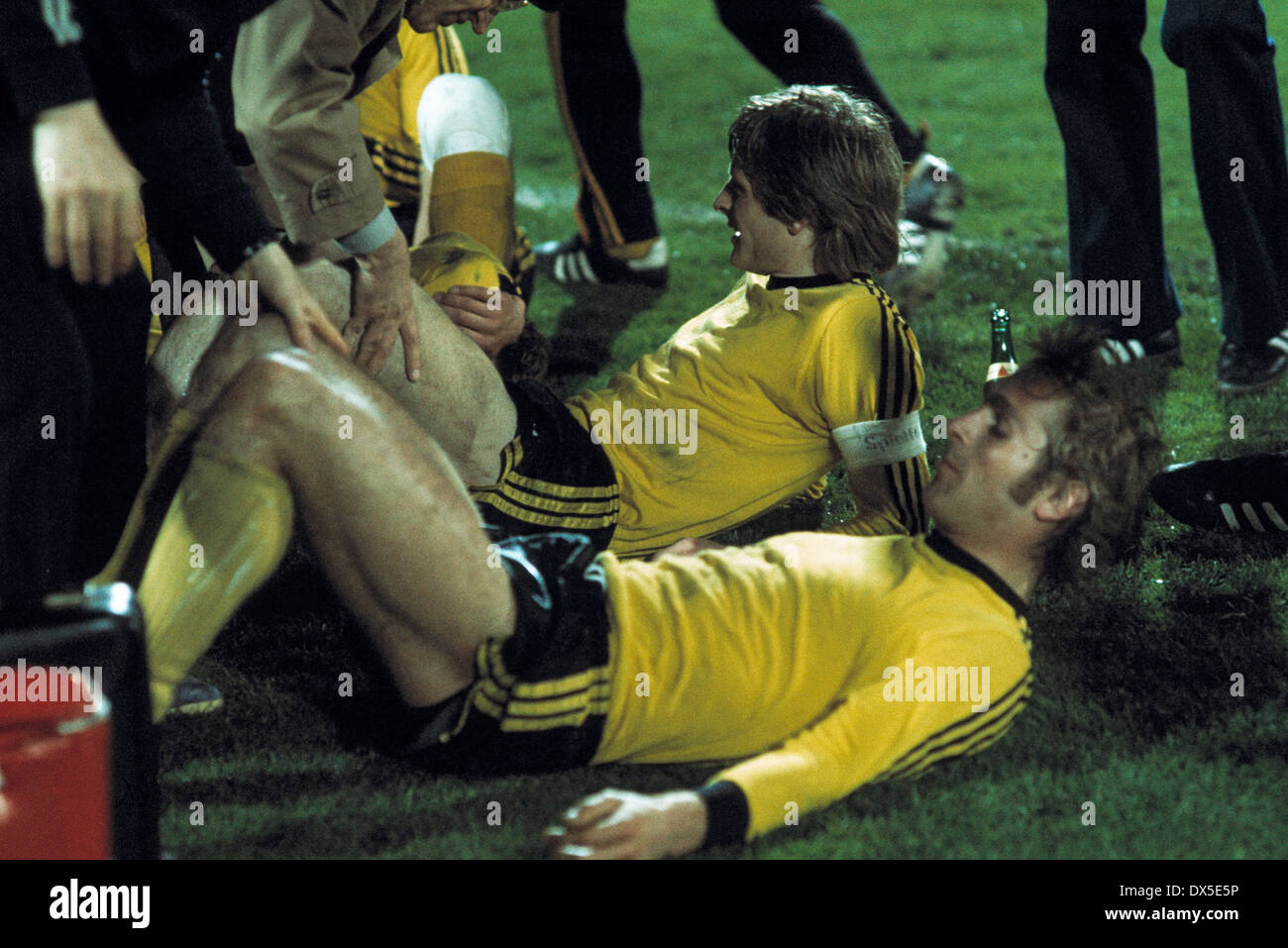 football, DFB Cup, 1974/1975, semifinal, Wedaustadion, MSV Duisburg versus Borussia Dortmund 2:1 A.E.T., end of the normal time, regeneration for the extra time, behind team leader Klaus Ackermann (BVB) Stock Photo