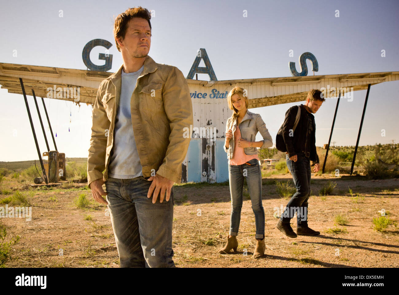 TRANSFORMERS AGE OF EXTINCTION (2014) MARK WAHLBERG NICOLA PELTZ JACK REYNOR MICHAEL BAY (DIR) MOVIESTORE COLLECTION LTD Stock Photo