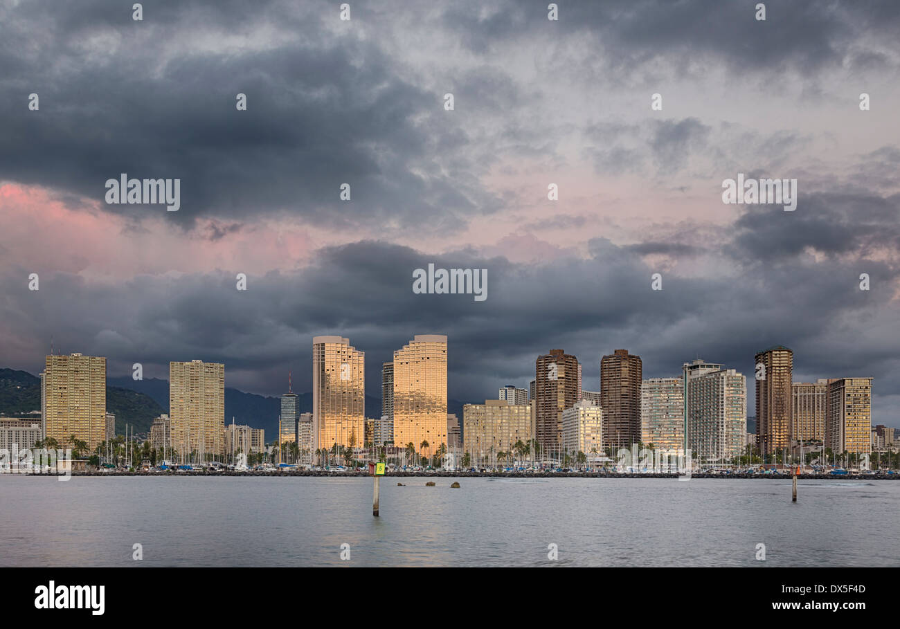 Downtown honolulu skyline hi-res stock photography and images - Alamy
