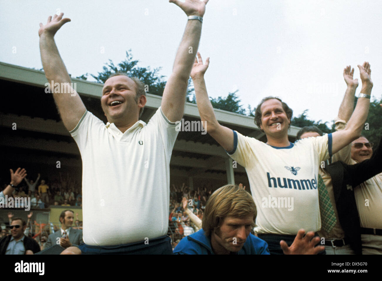 football, 2. Bundesliga Nord, 2. Bundesliga Sued, 1974/1975, relegation match to Bundesliga 1975/1976, return leg, Grotenburg Stadium in Krefeld, FC Bayer 05 Uerdingen versus FK Pirmasens 6:0, coach Klaus Quinkert (Uerdingen) right and physio Max Spielman Stock Photo