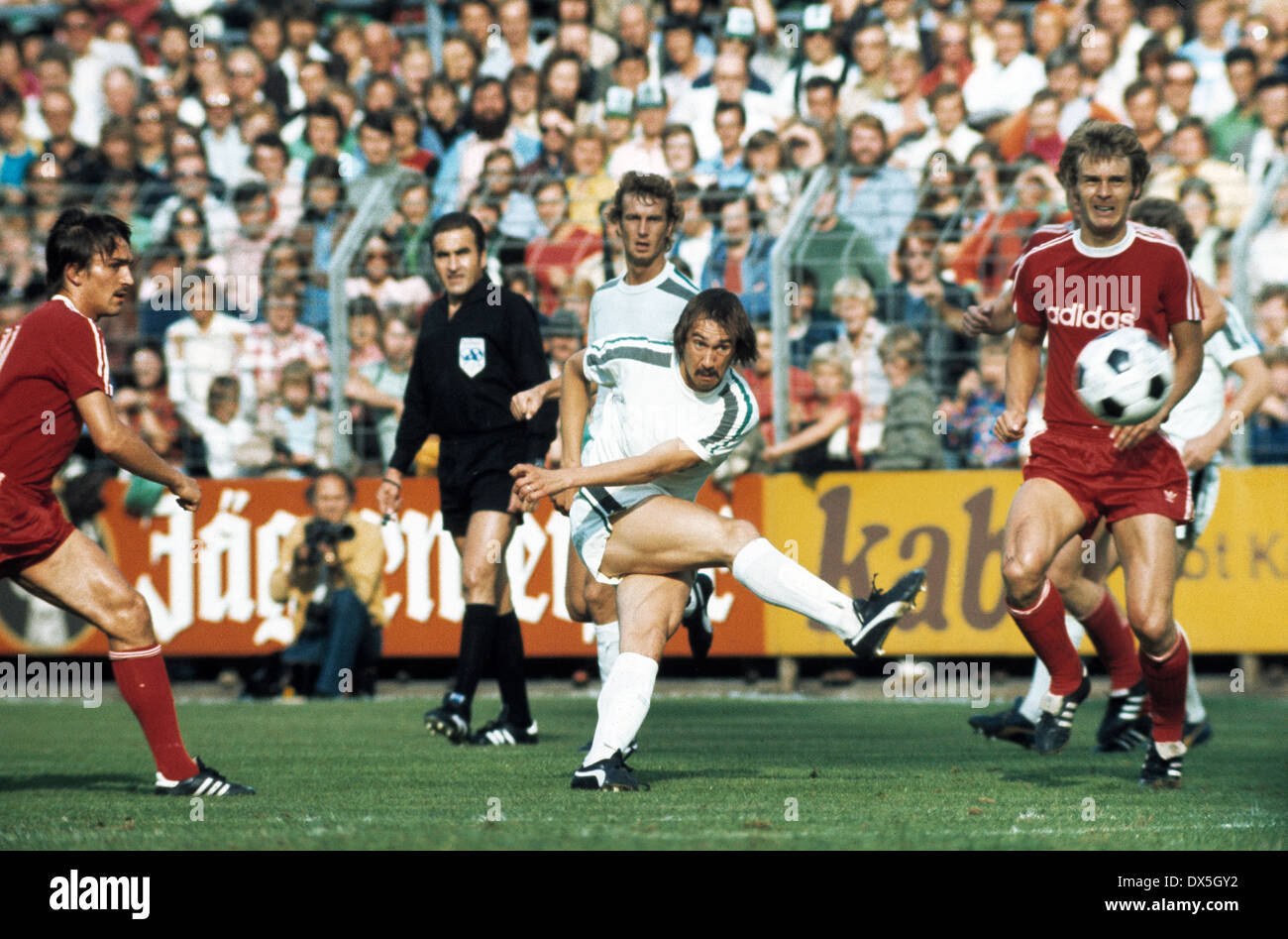 football, Bundesliga, 1975/1976, Stadium am Boekelberg, Borussia Moenchengladbach versus FC Bayern Munich 4:1, scene of the match, f.l.t.r. Jupp Kapellmann (FCB), referee Ferdinand Biwersi, Rainer Bonhof (MG), Ulrich Stielike (MG) shooting on goal, Rainer Stock Photo
