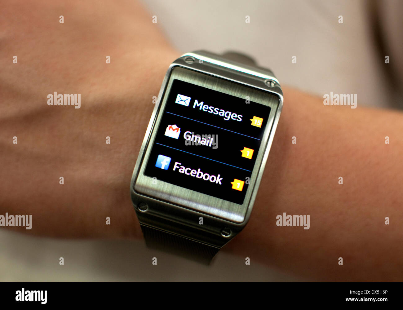 Samsung watch hi res stock photography and images Alamy