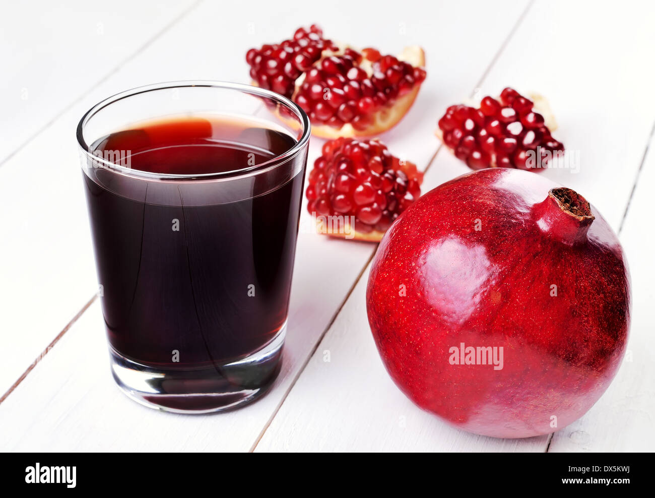 Свежевыжатый гранатовый сок. Компот гранат. Гранатовый сок на зиму рецепт. Гранатовое варенье. Гранатовый сок в пластиковых бутылках.