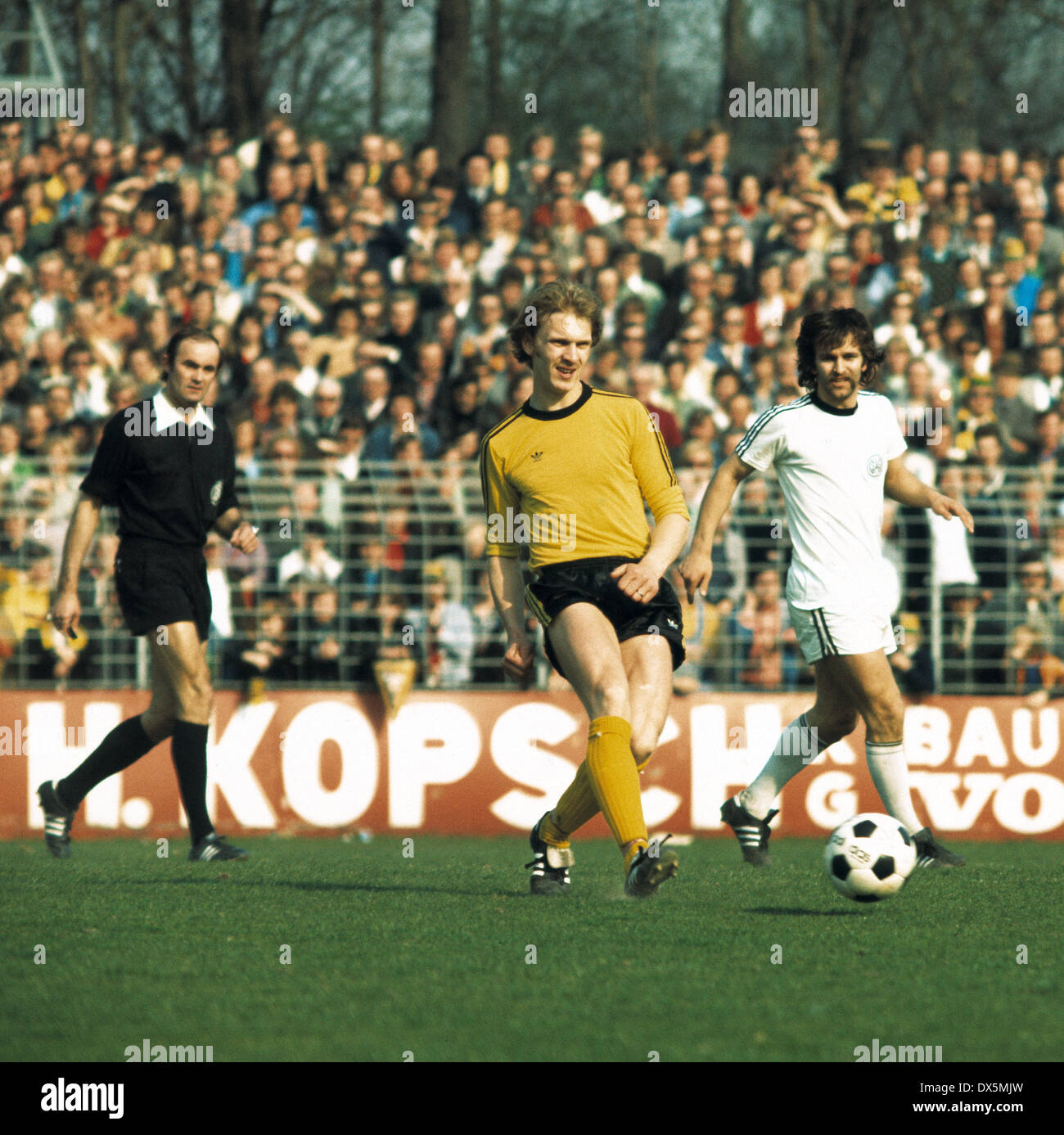 football, 2. Bundesliga Nord, 1975/1976, Lohrheide Stadium, SG Wattenscheid 09 versus Borussia Dortmund 2:1, scene of the match, f.l.t.r. referee Volker Roth, Hans-Joachim Wagner (BVB), Walter Krause (09) Stock Photo