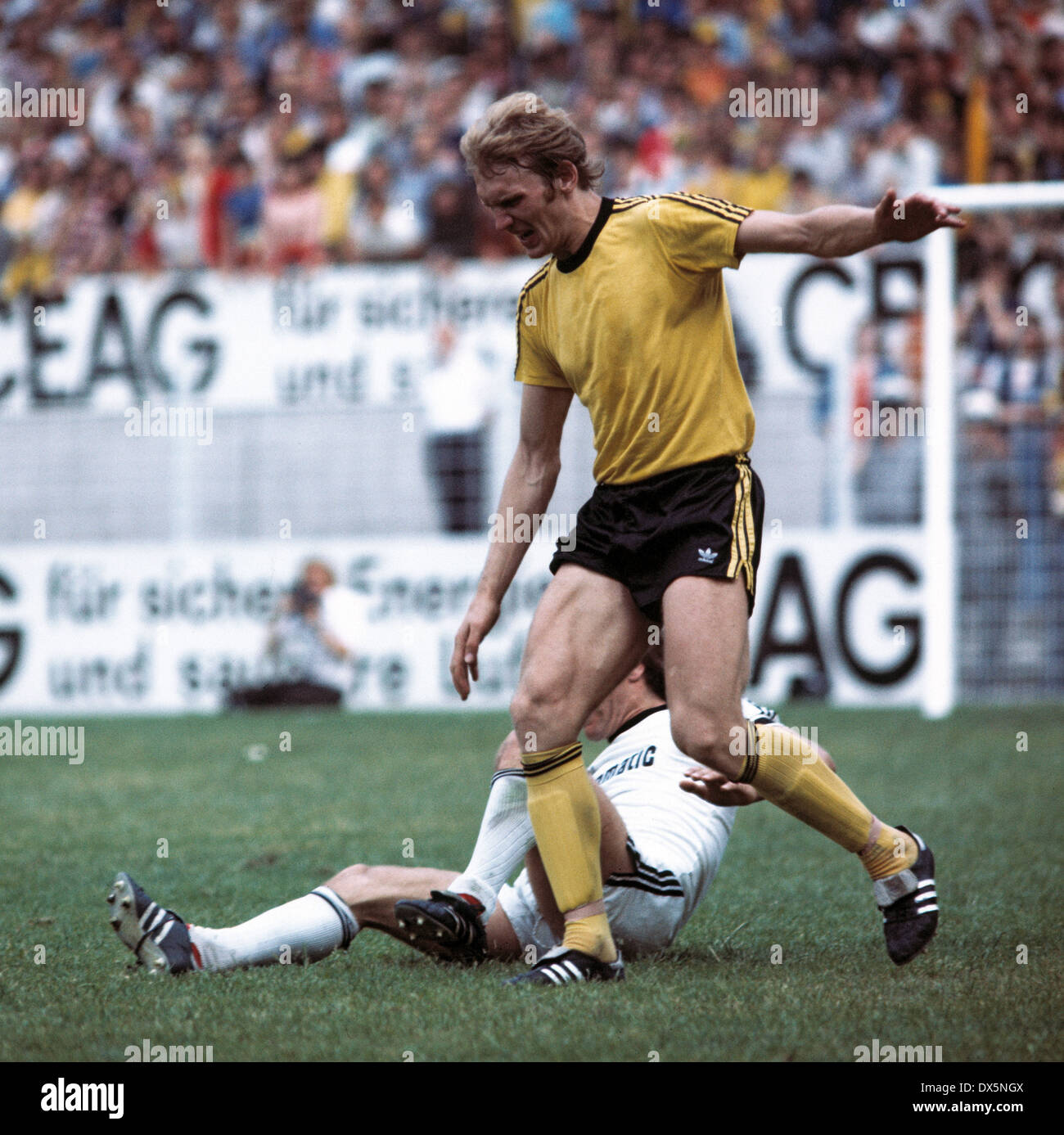 football, 2. Bundesliga Nord, 1975/1976, Westfalen Stadium, Borussia  Dortmund versus ETB Schwarz Weiss Essen 3:0, scene of the match,  Hans-Joachim Wagner (BVB Stock Photo - Alamy