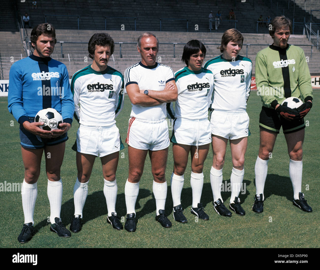 football, Bundesliga, 1976/1977, Borussia Moenchengladbach, team  presentation, portrait new players, f.l.t.r. keeper Ulrich Sude, Herbert  Heidenreich, coach Udo Lattek, Rudolf Gores, Carsten Nielsen, keeper  Wolfgang Kneib Stock Photo - Alamy