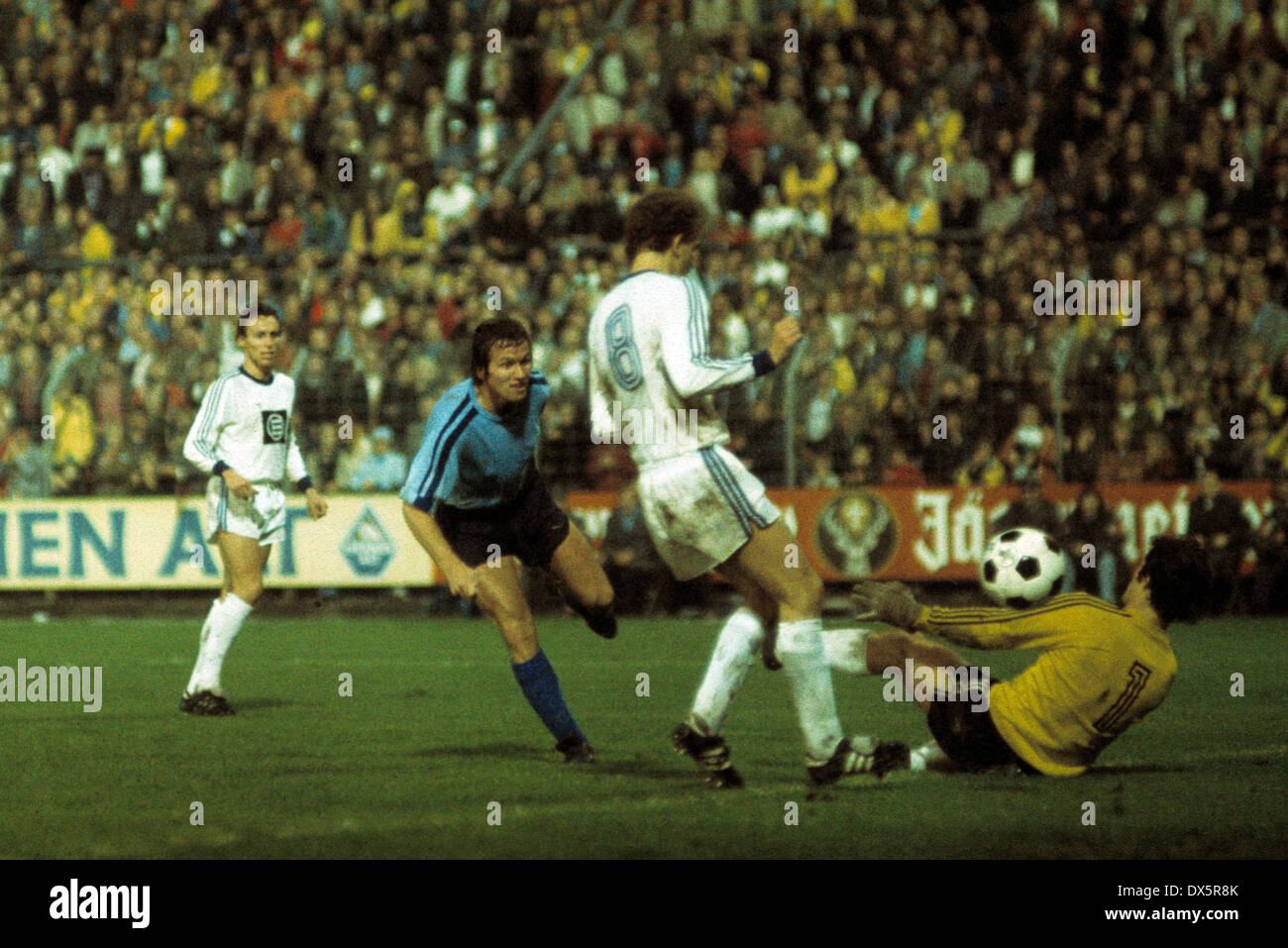 football, European Champion Clubs Cup, Champions League, 1976/1977, first  round, return leg, Stadium am Boekelberg, Borussia Moenchengladbach versus  Austria Vienna 3:0, scene of the match, Jupp Heynckes (MG) 2.f.l. scores a  goal